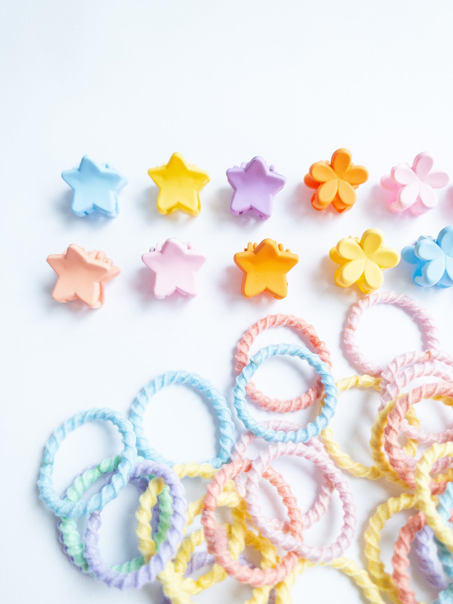 This mini hair claw set is the one you need! A boxed set with a mix of mini flower hair claws and a mix of mini star hair claws along with small hair ties. The hair ties are super soft, no tug and thin, perfect for those cute pigtails or braids. Clip the hair claws throughout to make that fun style.