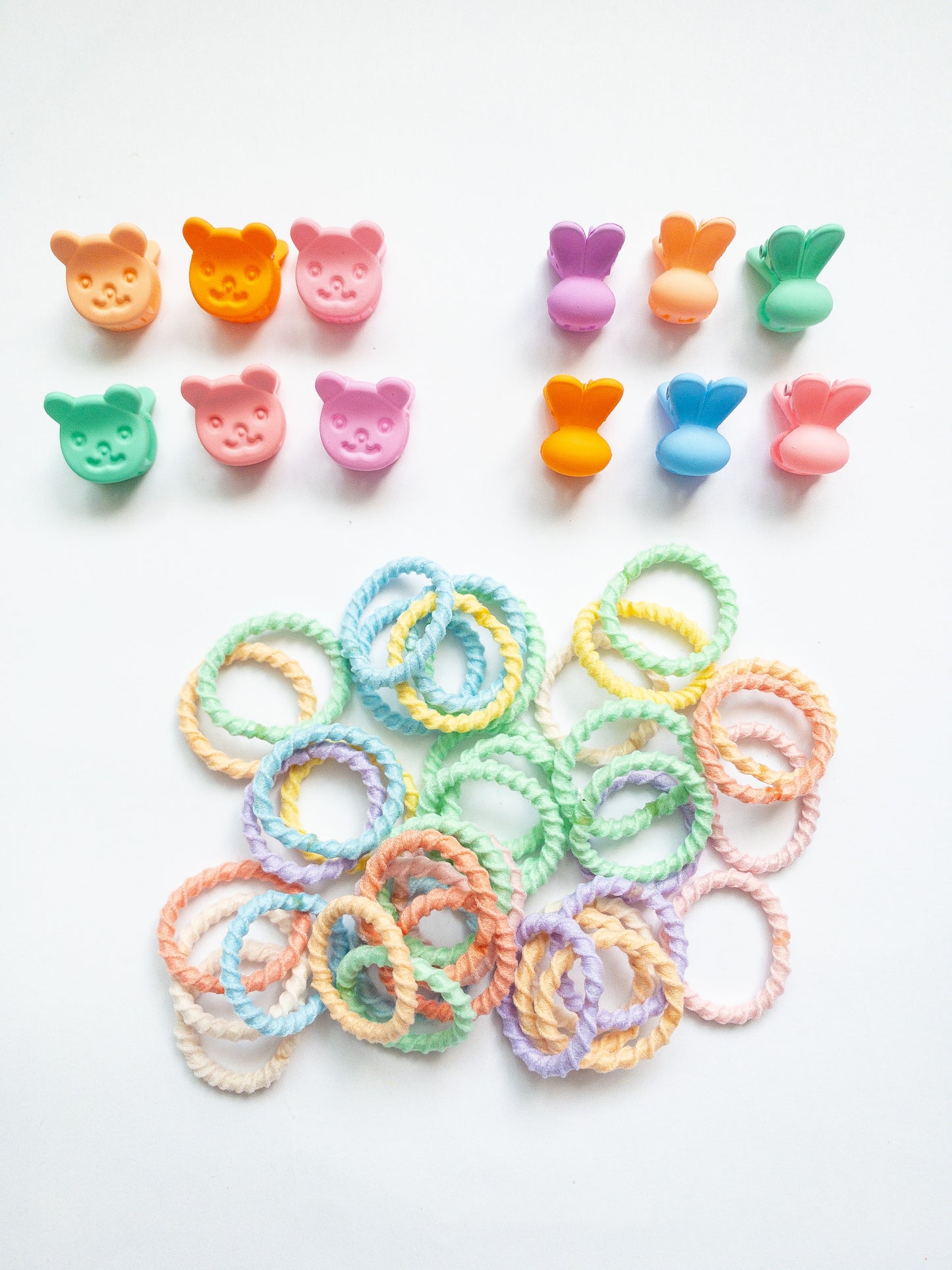 This mini hair claw set is the one you need! A boxed set with a mix of mini bunny hair claws and a mix of mini bear hair claws along with small hair ties. The hair ties are super soft, no tug and thin, perfect for those cute pigtails or braids. Clip the hair claws throughout to make that fun style.