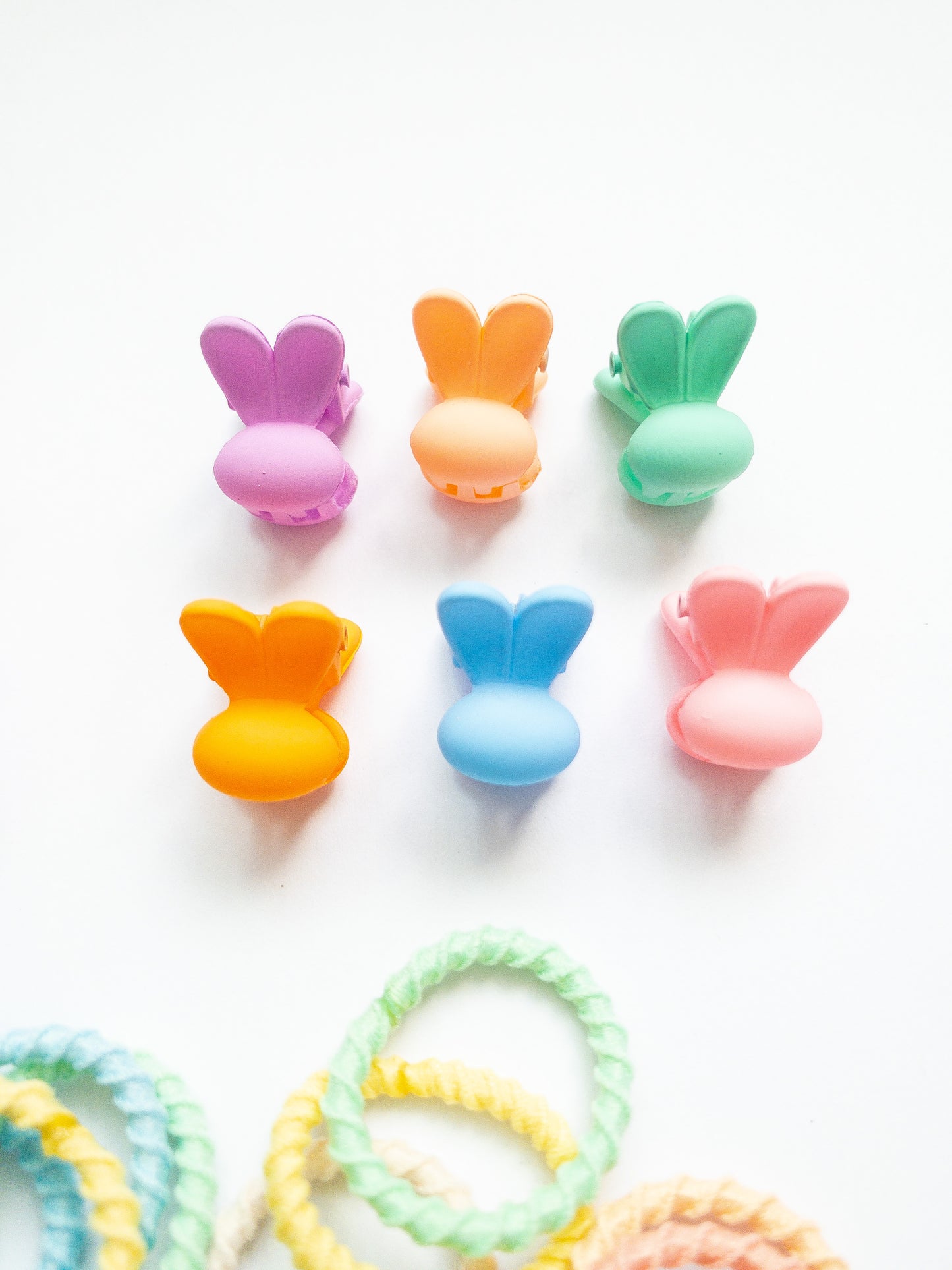 This mini hair claw set is the one you need! A boxed set with a mix of mini bunny hair claws and a mix of mini bear hair claws along with small hair ties. The hair ties are super soft, no tug and thin, perfect for those cute pigtails or braids. Clip the hair claws throughout to make that fun style.