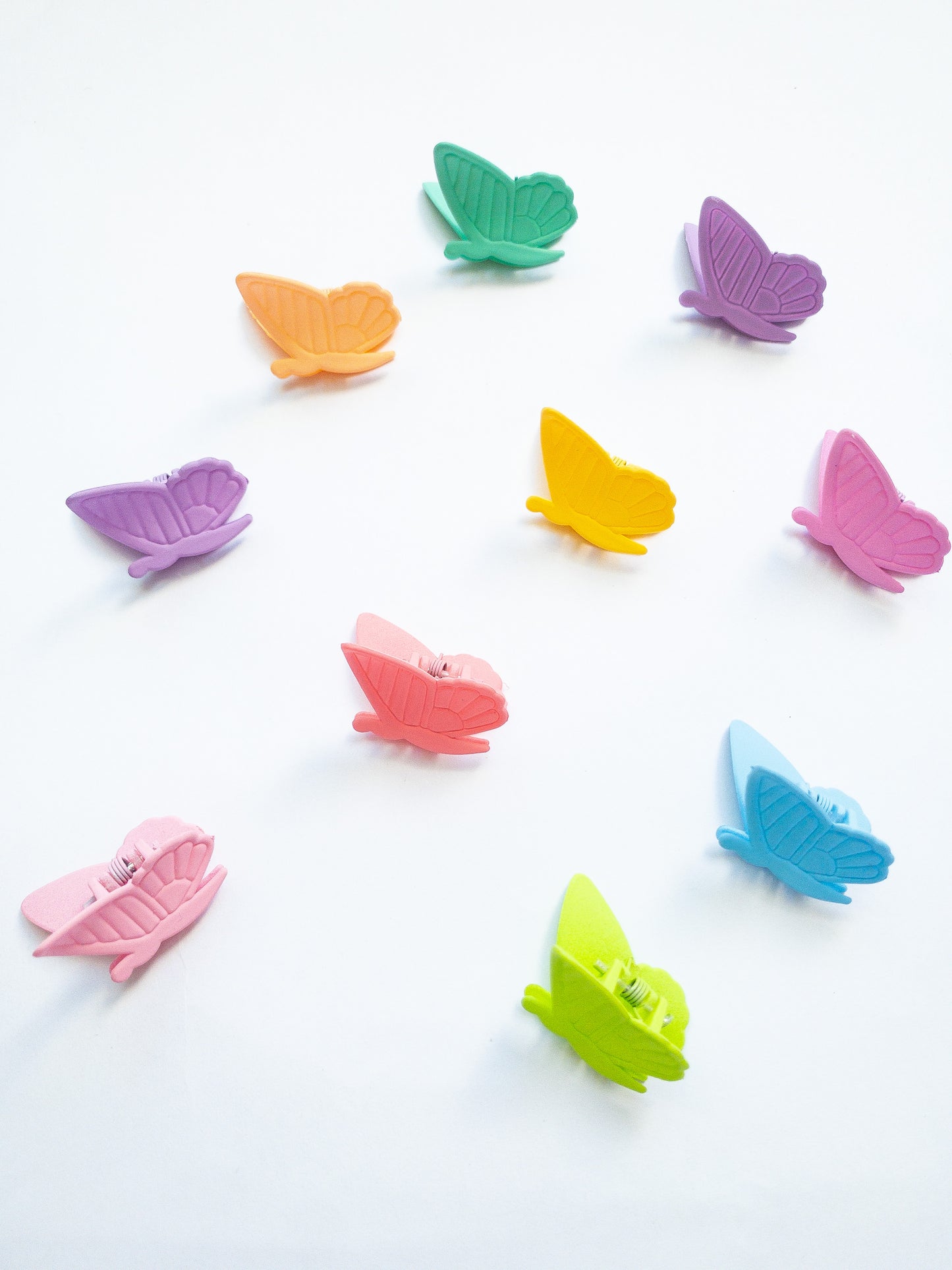 90s revival! Those butterfly claw clips you remember so well in yummy candy colors. This set comes with 10 pieces in a fun color mix of fluttering butterflies.