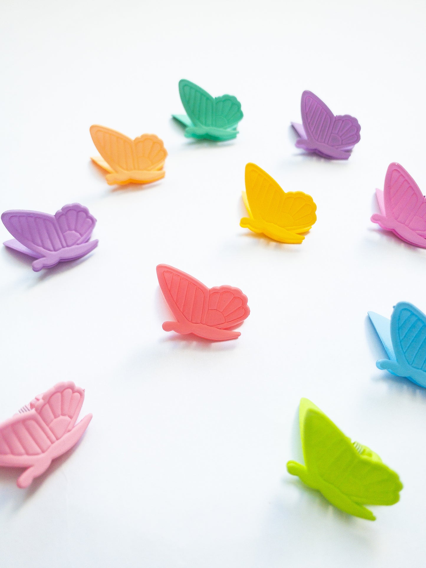 90s revival! Those butterfly claw clips you remember so well in yummy candy colors. This set comes with 10 pieces in a fun color mix of fluttering butterflies.