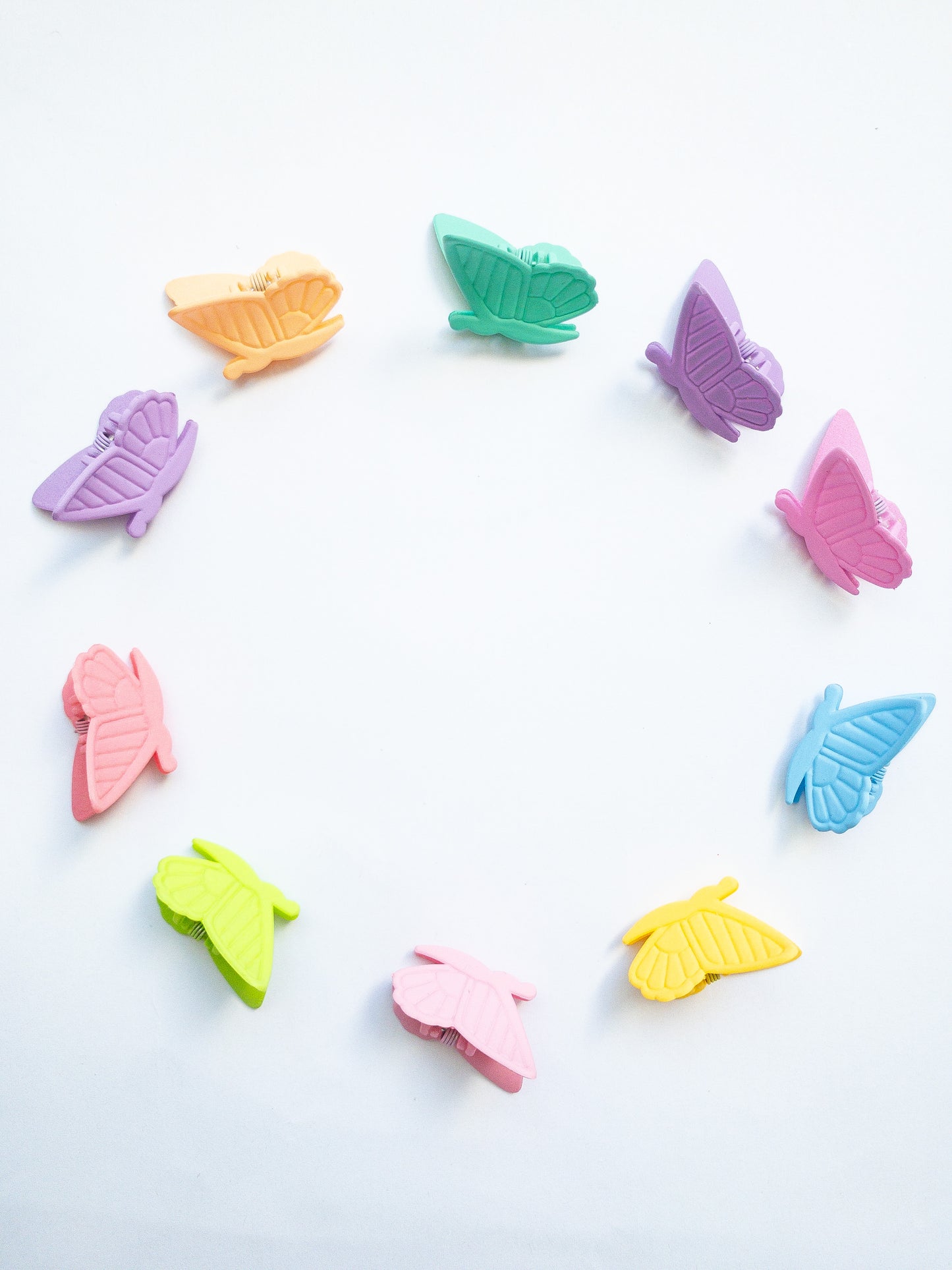 90s revival! Those butterfly claw clips you remember so well in yummy candy colors. This set comes with 10 pieces in a fun color mix of fluttering butterflies.