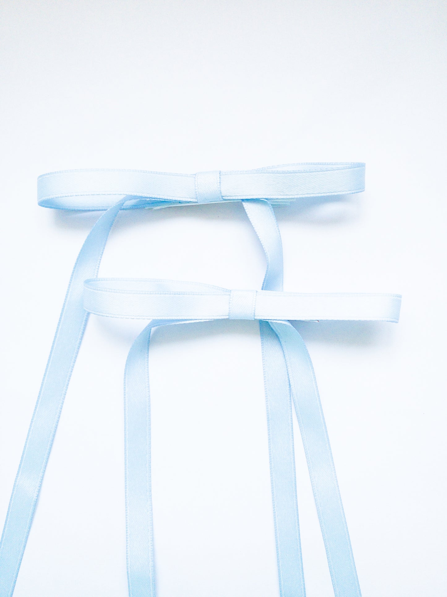 Ballet core in full effect! These ribbon bows come as a set of 2 hair alligator clips and come in 4 different classic colors. Each bow is crafted with a beautiful ribbon and all you have to do is pinch and clip.