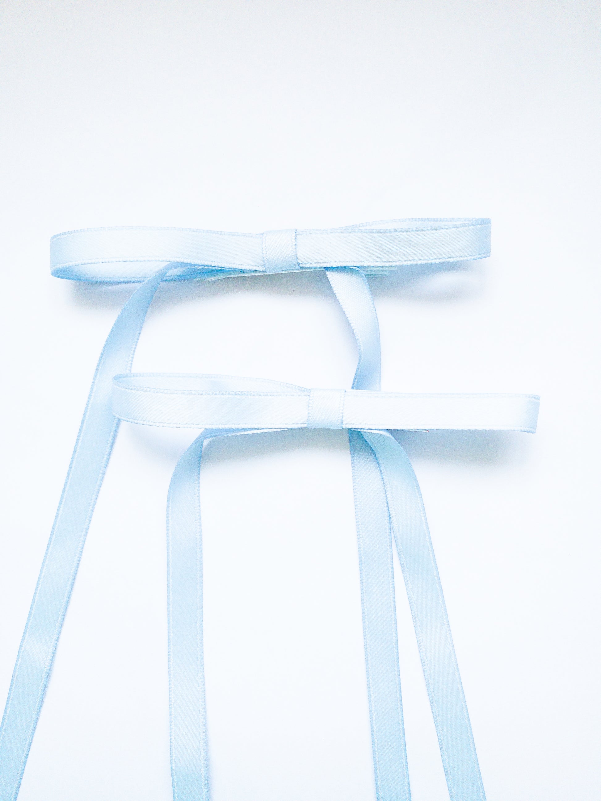 Ballet core in full effect! These ribbon bows come as a set of 2 hair alligator clips and come in 4 different classic colors. Each bow is crafted with a beautiful ribbon and all you have to do is pinch and clip.