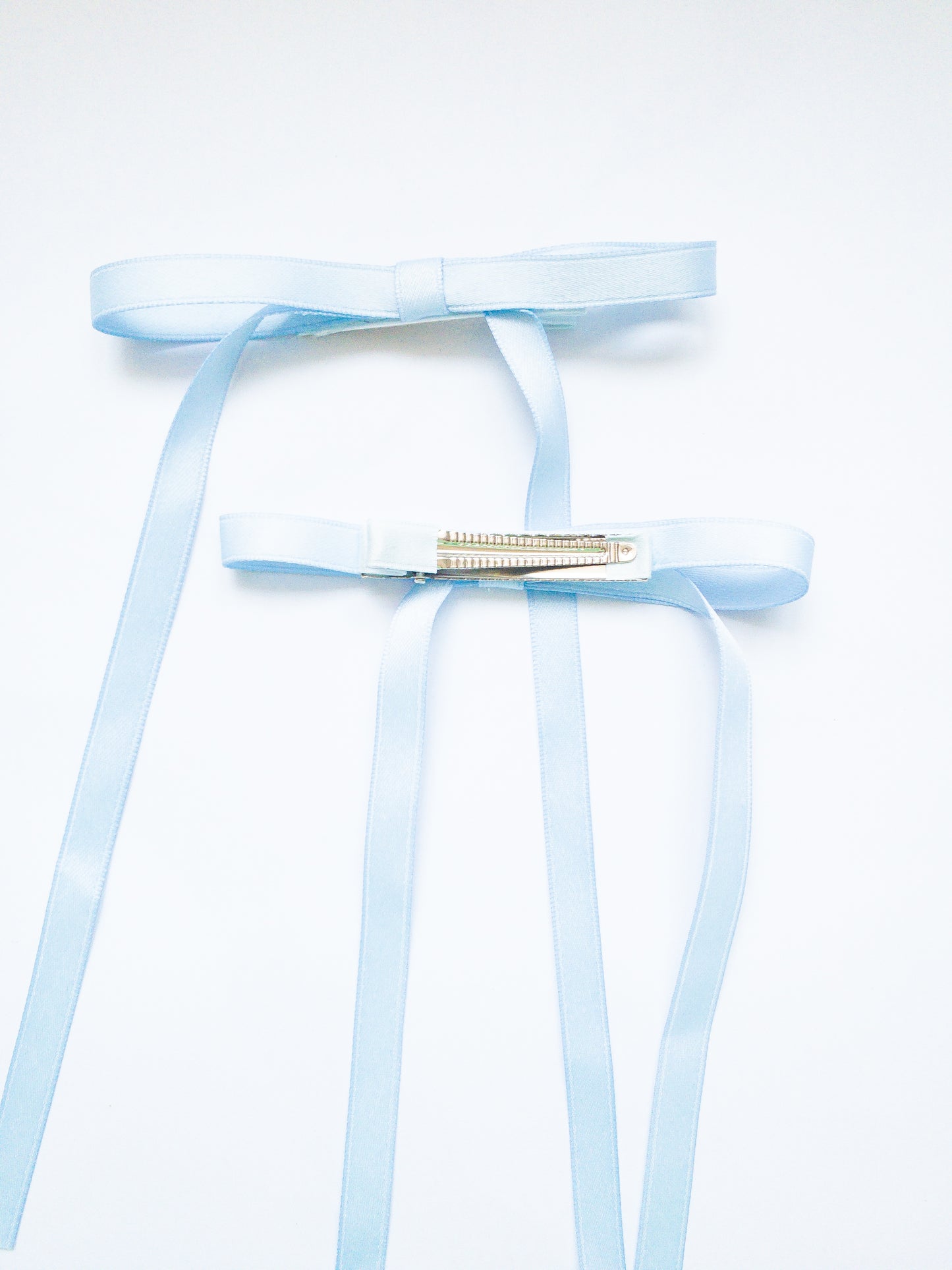 Ballet core in full effect! These ribbon bows come as a set of 2 hair alligator clips and come in 4 different classic colors. Each bow is crafted with a beautiful ribbon and all you have to do is pinch and clip.