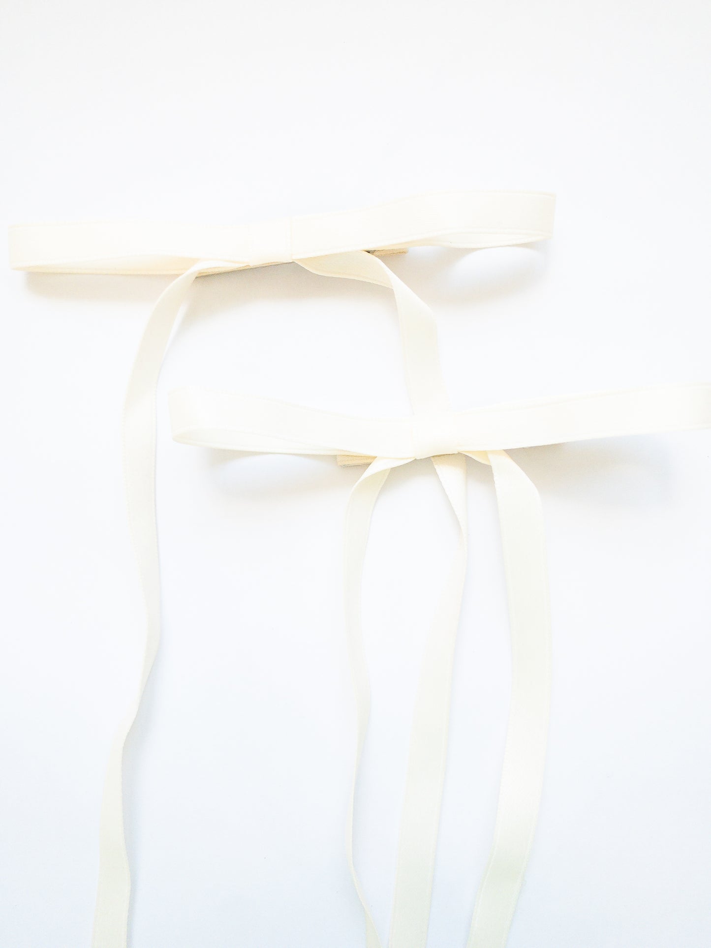 Ballet core in full effect! These ribbon bows come as a set of 2 hair alligator clips and come in 4 different classic colors. Each bow is crafted with a beautiful ribbon and all you have to do is pinch and clip.