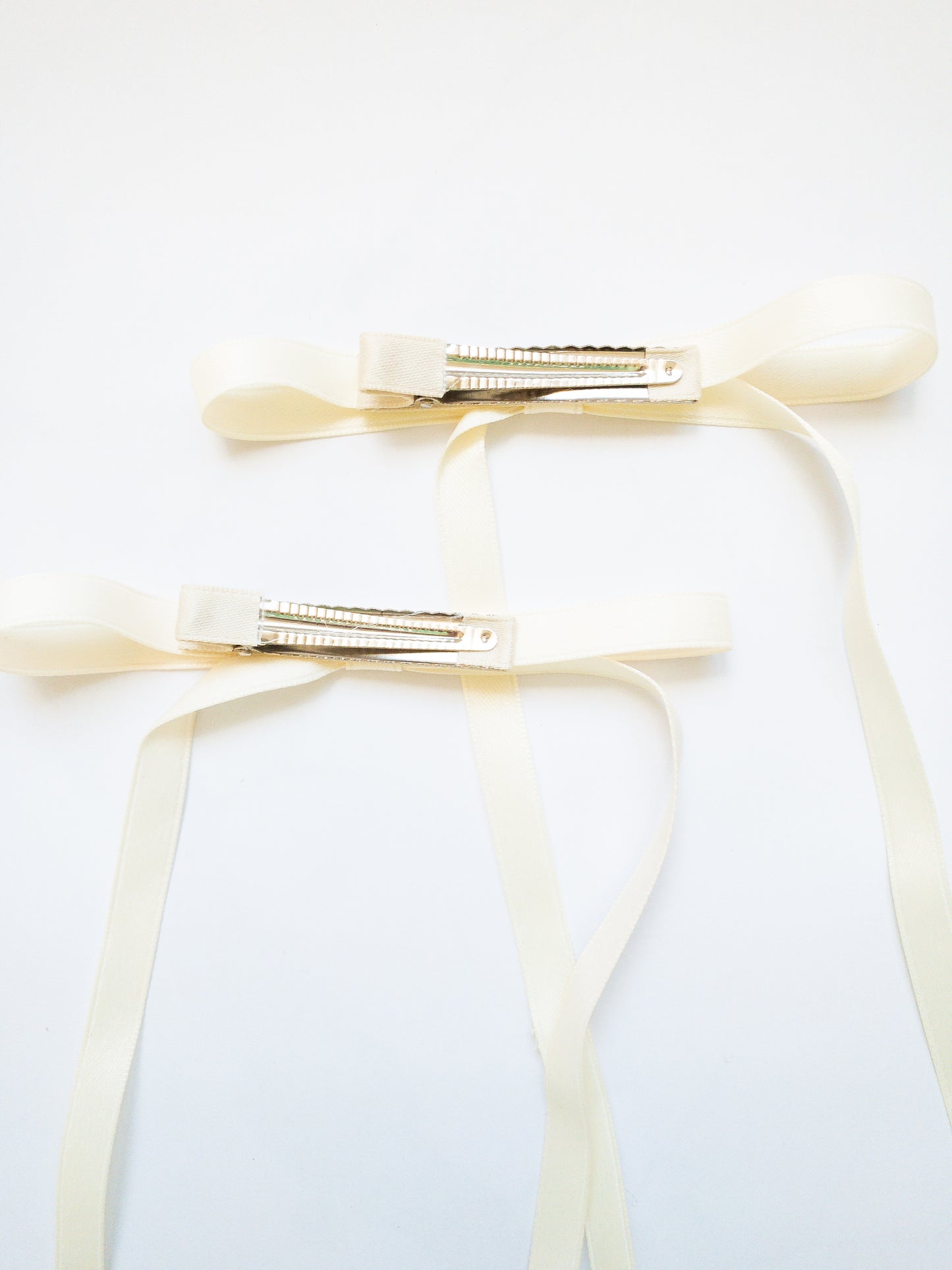 Ballet core in full effect! These ribbon bows come as a set of 2 hair alligator clips and come in 4 different classic colors. Each bow is crafted with a beautiful ribbon and all you have to do is pinch and clip.