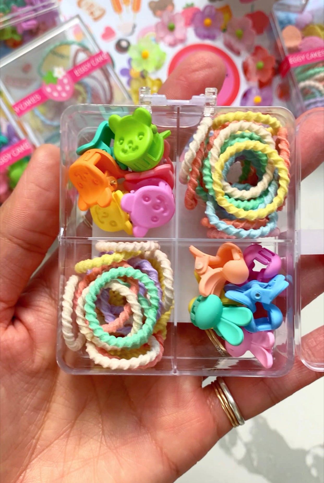 This mini hair claw set is the one you need! A boxed set with a mix of mini bunny hair claws and a mix of mini bear hair claws along with small hair ties. The hair ties are super soft, no tug and thin, perfect for those cute pigtails or braids. Clip the hair claws throughout to make that fun style.