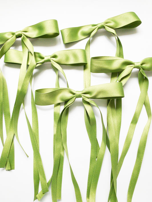 Ballet core in full effect! These beautiful green ribbon bows come as a set of 2 and are alligator clips, making them so easy to affix to your hair. Each bow has 2 ribbon strands on each side. Classic and beautiful!