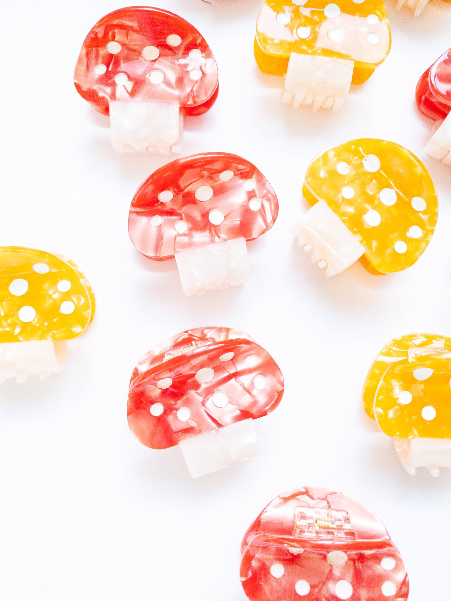 Gorgeous acetate mushroom hair claw clip! These claw clips are a medium size, great for half up hairstyles. Grab one in a pretty, speckled light orange or red.