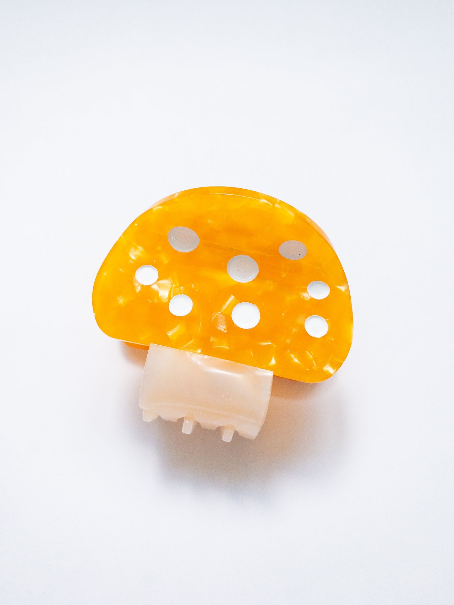 Gorgeous acetate mushroom hair claw clip! These claw clips are a medium size, great for half up hairstyles. Grab one in a pretty, speckled light orange or red.