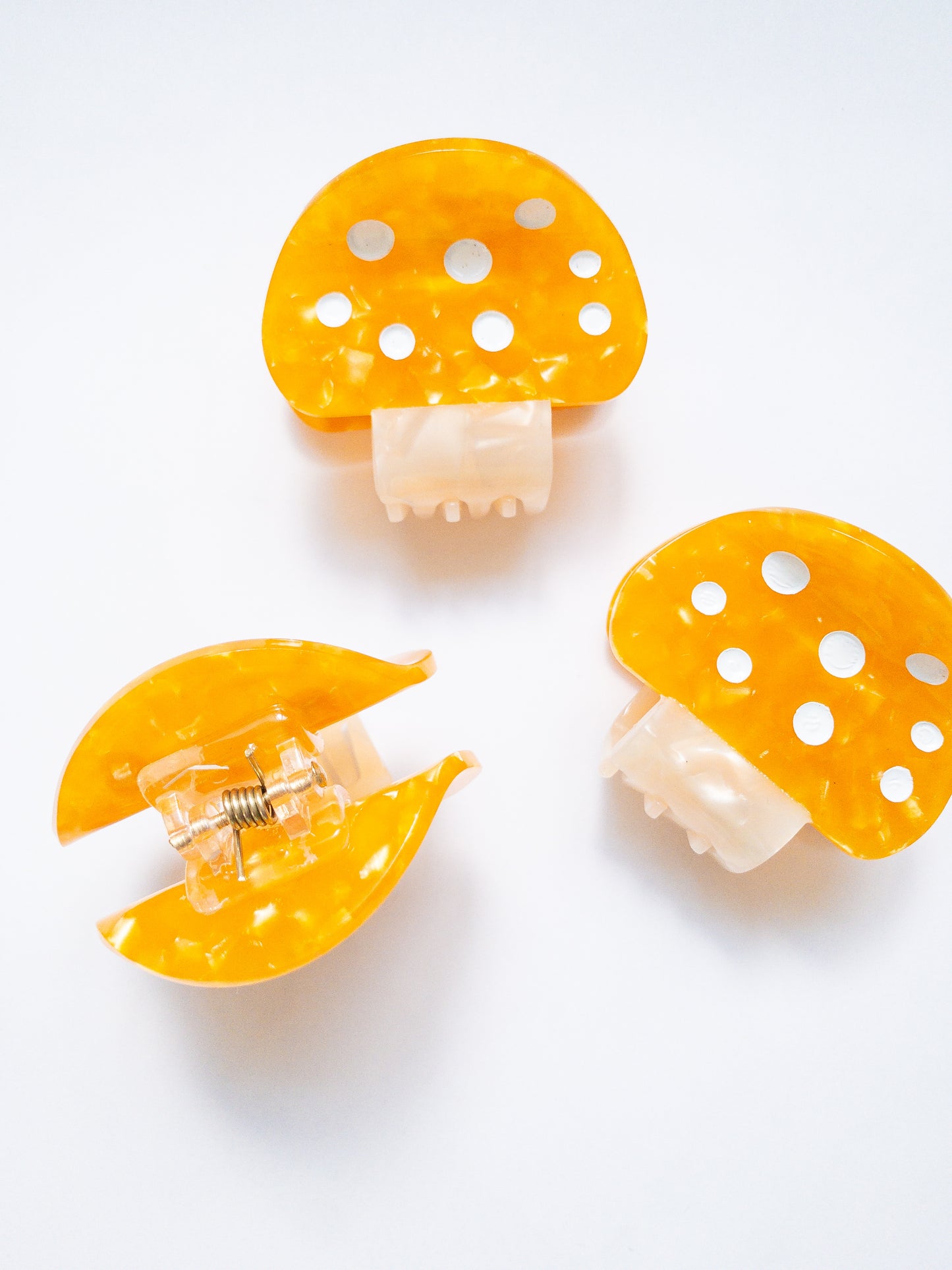 Gorgeous acetate mushroom hair claw clip! These claw clips are a medium size, great for half up hairstyles. Grab one in a pretty, speckled light orange or red.