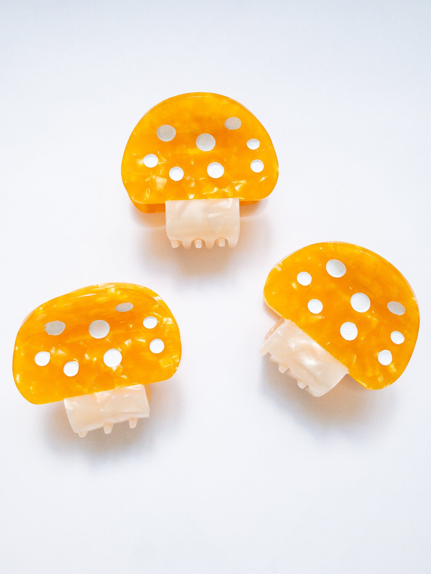 Gorgeous acetate mushroom hair claw clip! These claw clips are a medium size, great for half up hairstyles. Grab one in a pretty, speckled light orange or red.