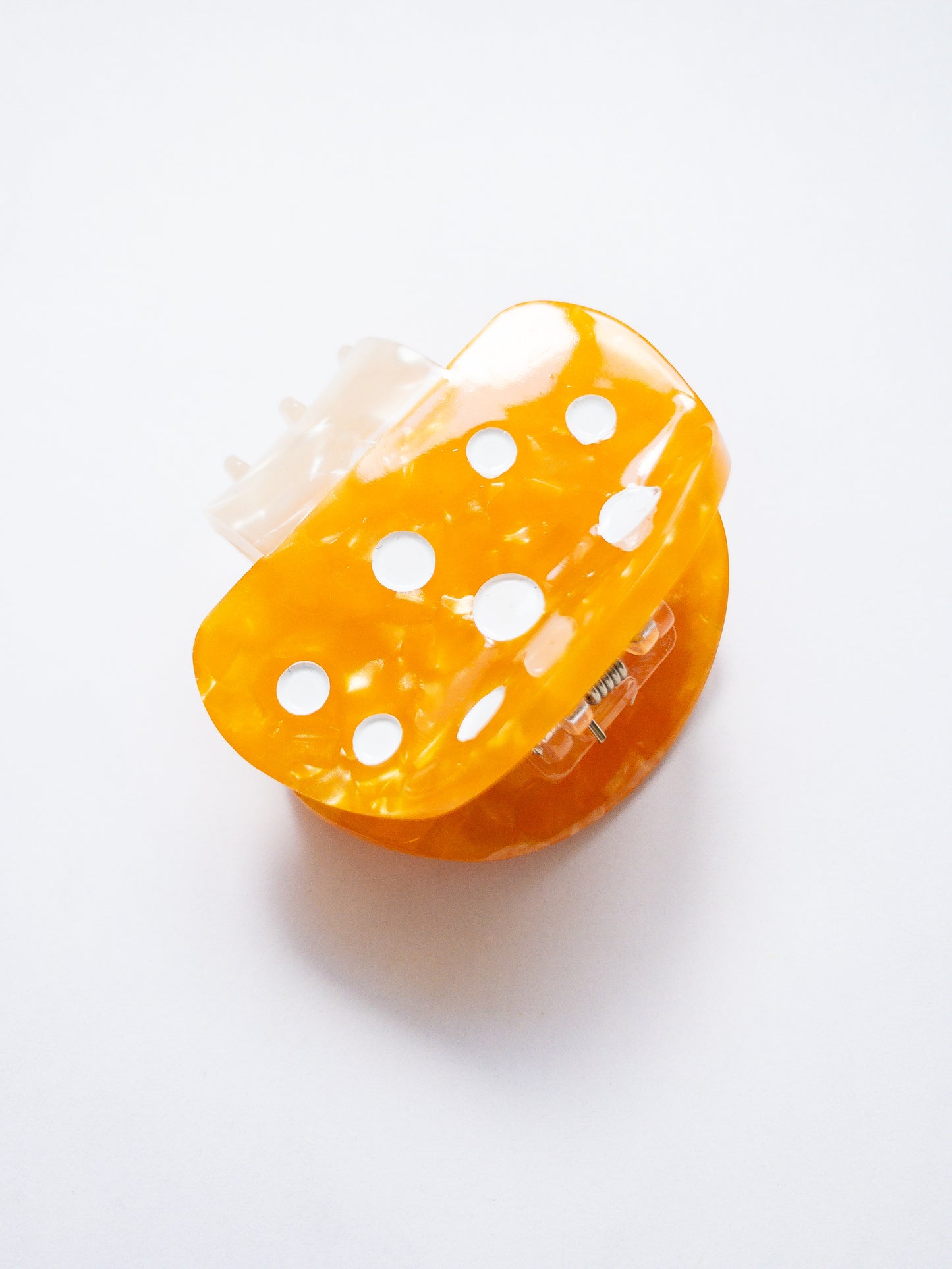 Gorgeous acetate mushroom hair claw clip! These claw clips are a medium size, great for half up hairstyles. Grab one in a pretty, speckled light orange or red.