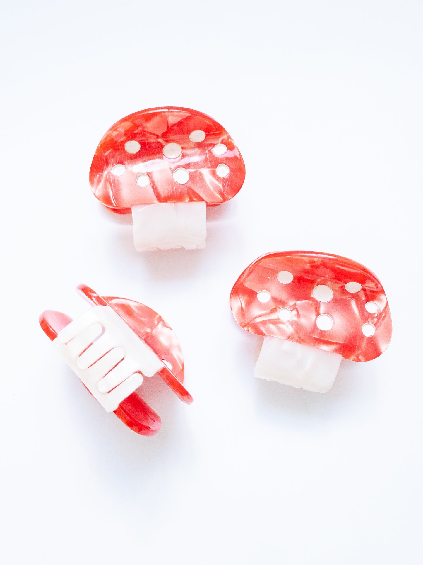 Gorgeous acetate mushroom hair claw clip! These claw clips are a medium size, great for half up hairstyles. Grab one in a pretty, speckled light orange or red.