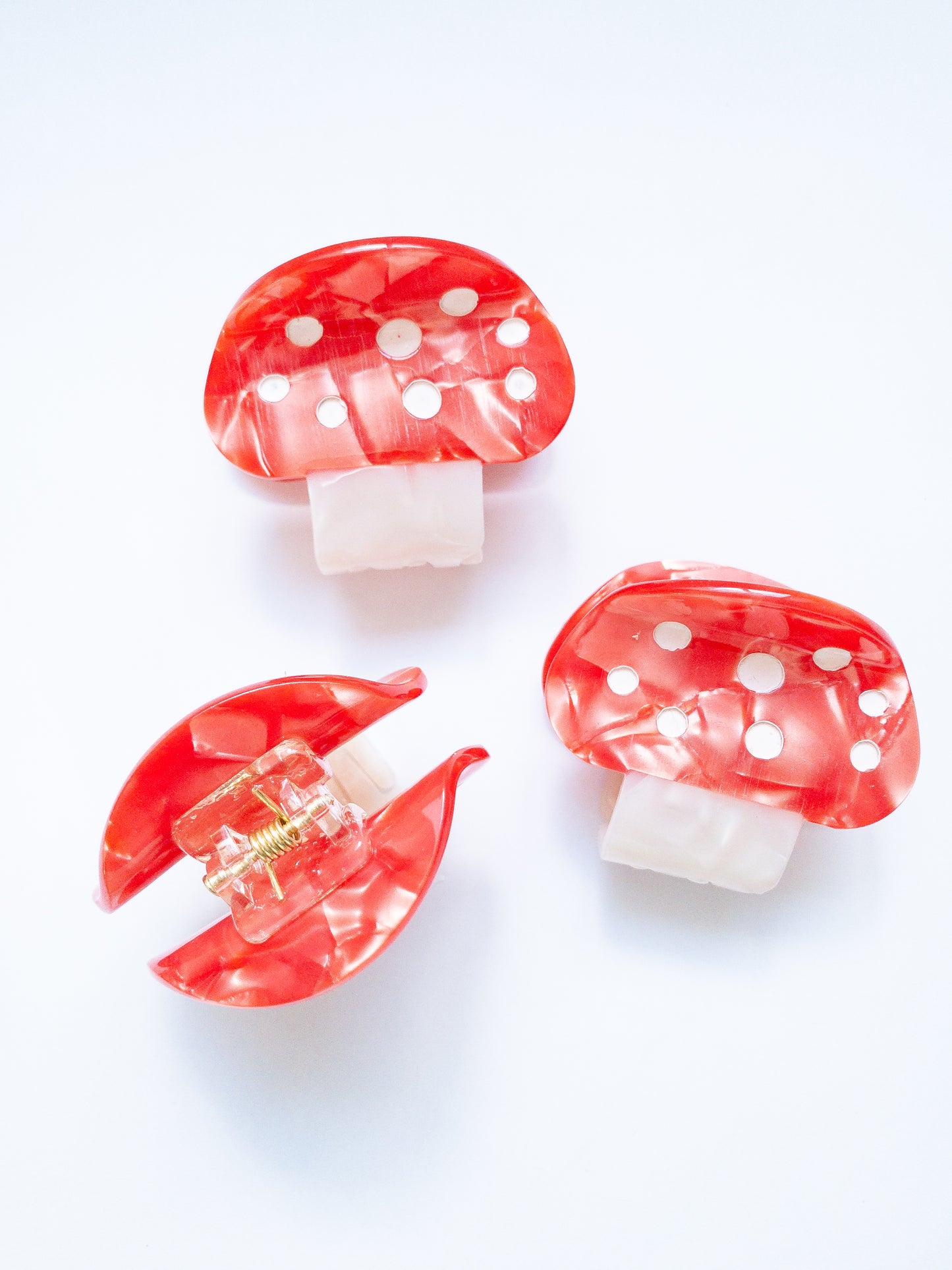 Gorgeous acetate mushroom hair claw clip! These claw clips are a medium size, great for half up hairstyles. Grab one in a pretty, speckled light orange or red.