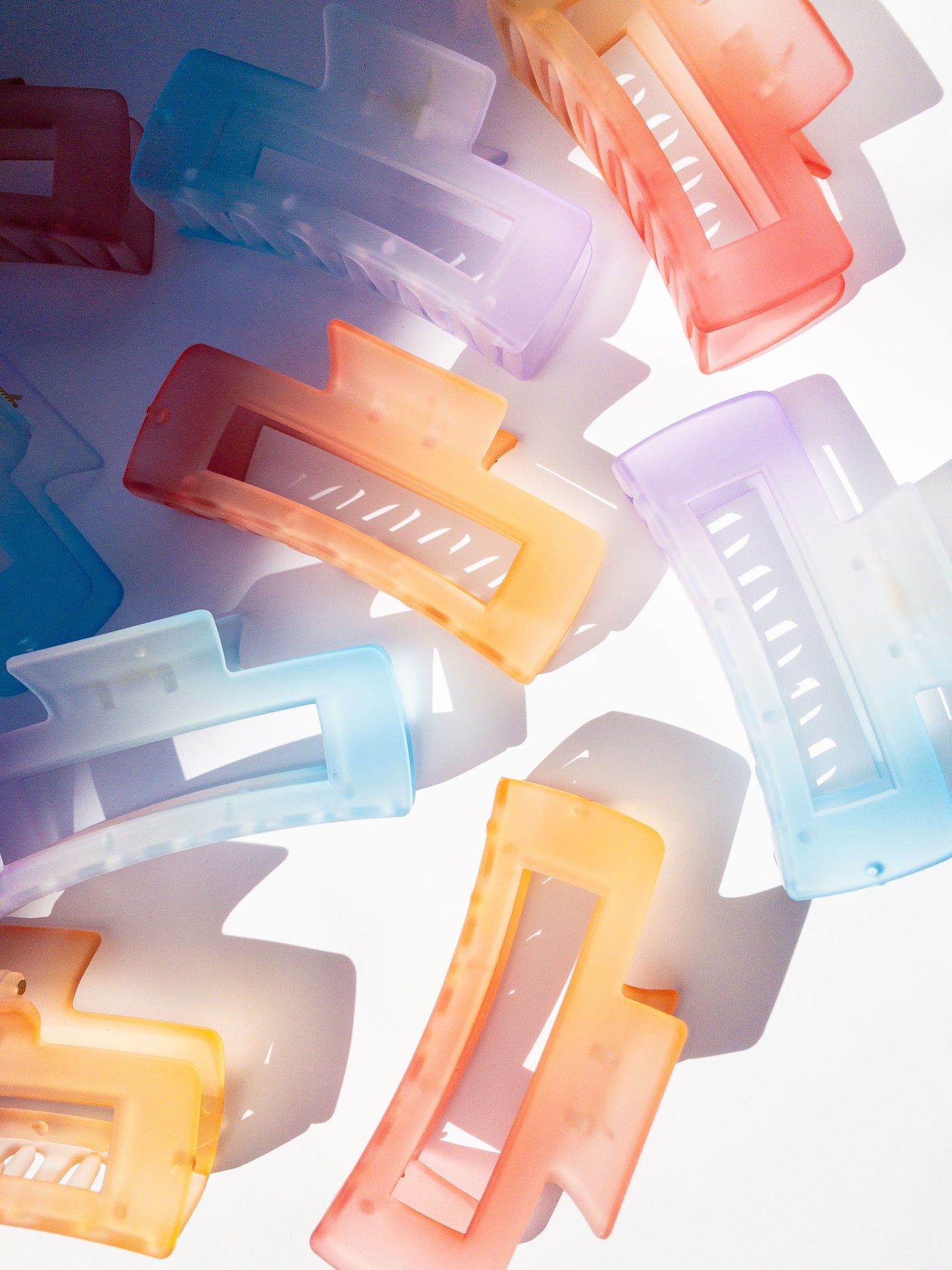 These summery, bright ombre pink and blue color gradient adds a pop of color to your look and is just happy, yummy all around. This hair claw is perfect for securing your hair in place all day long. Large enough for an updo, pretty enough for everyday wear.