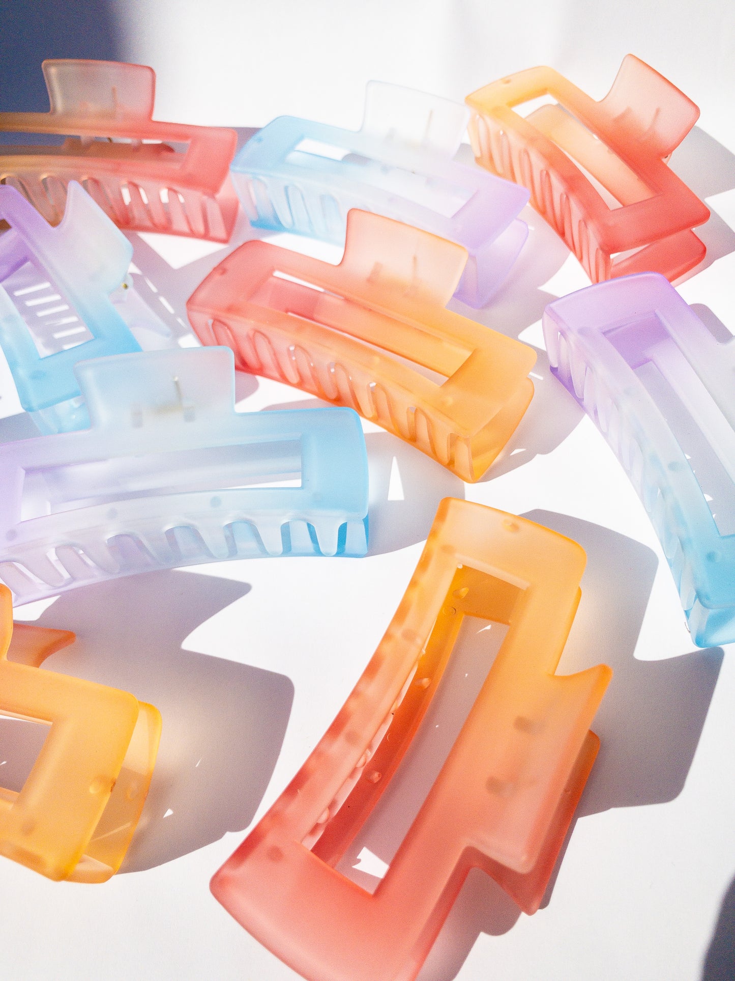 These summery, bright ombre orange and red color gradient adds a pop of color to your look and is just happy, yummy all around. This hair claw is perfect for securing your hair in place all day long. Large enough for an updo, pretty enough for everyday wear.