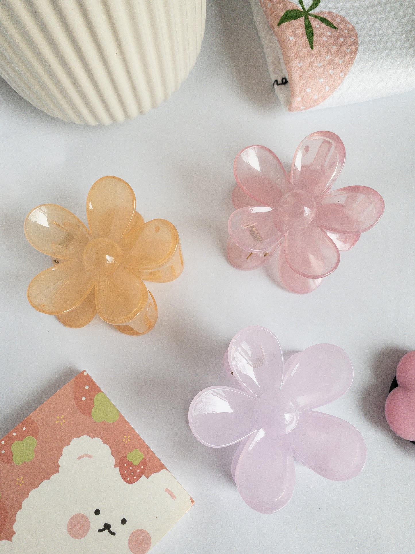 The prettiest yogurt jelly, ethereal flower hair claw! This hair claw is a medium size, great for half up styles or an updo. A beautifully subtle semi-translucent shade of macaron purple to primp up your hair.