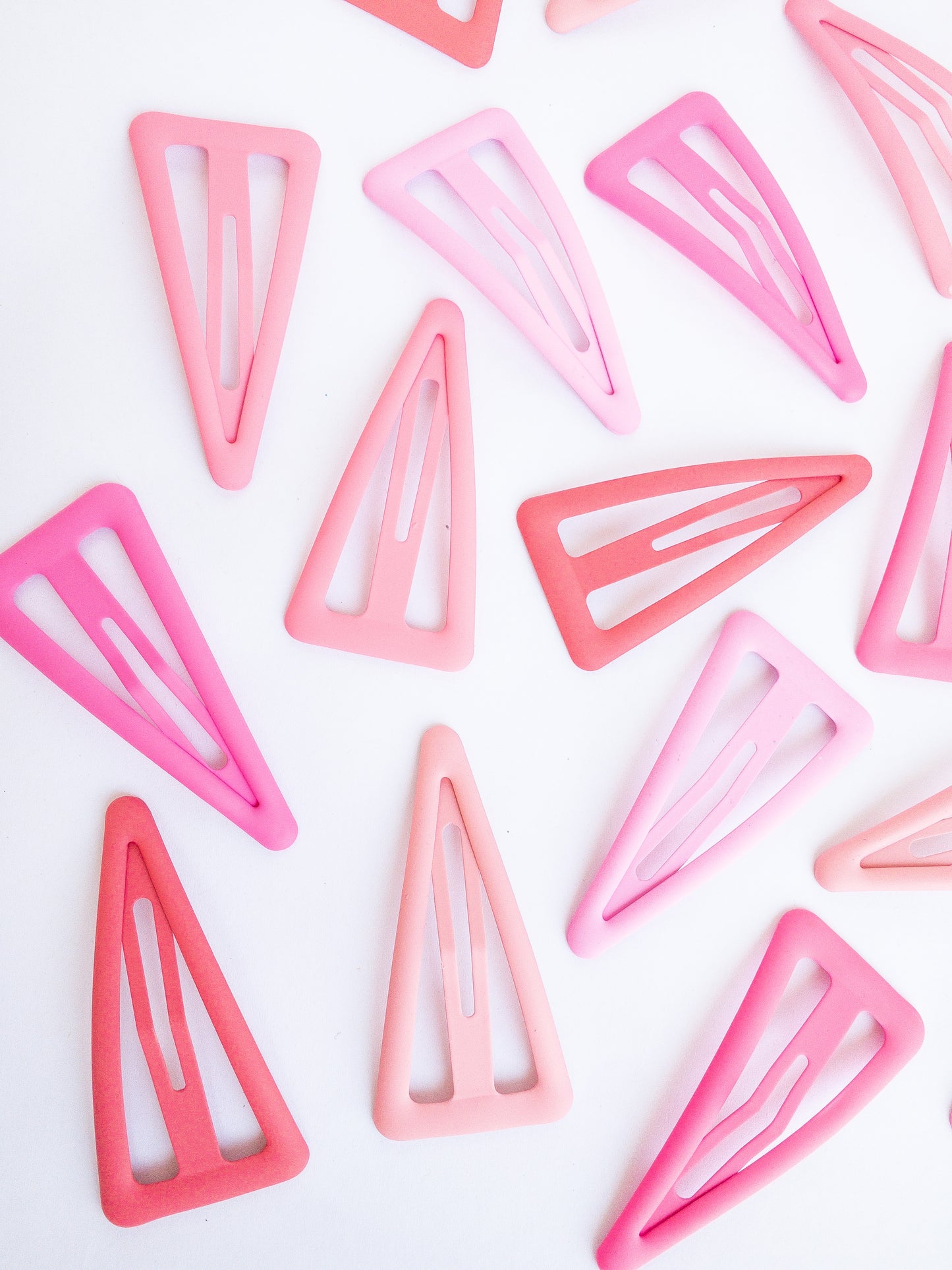 These large triangle snap clips are a fan favorite! With an ombre color palette fading from darker to lighter shades, you can mix them up and wear them together or choose your favorite of the day. Larger than your usual snap clip, these are sure to make a statement and hold your hair firm.
