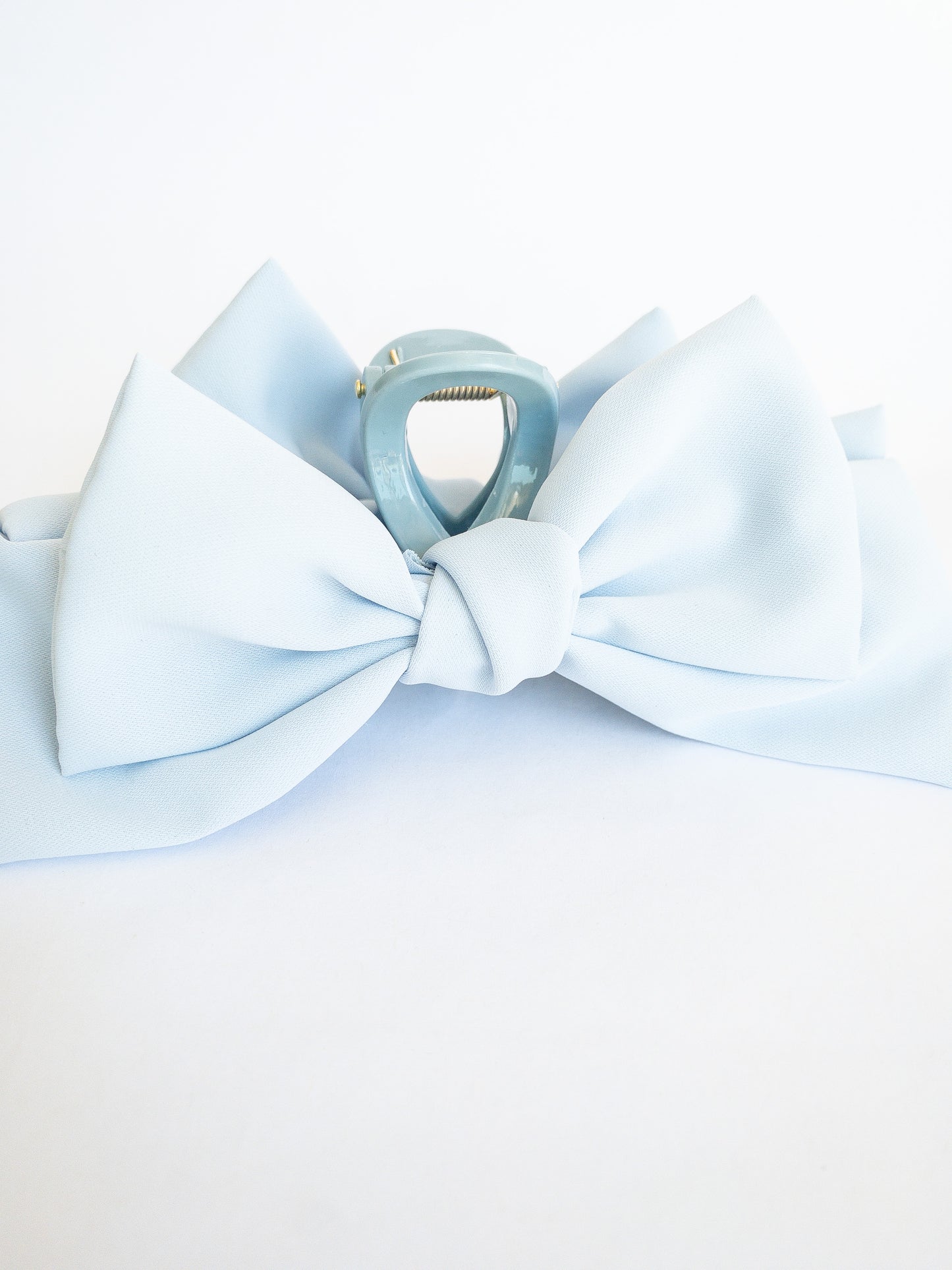Put a bow on you, you're a gift! This jumbo bow hair claw in a soft sky blue is for those girly days. When you want to frame your face with little wispy bangs and secure it with a pretty bow.