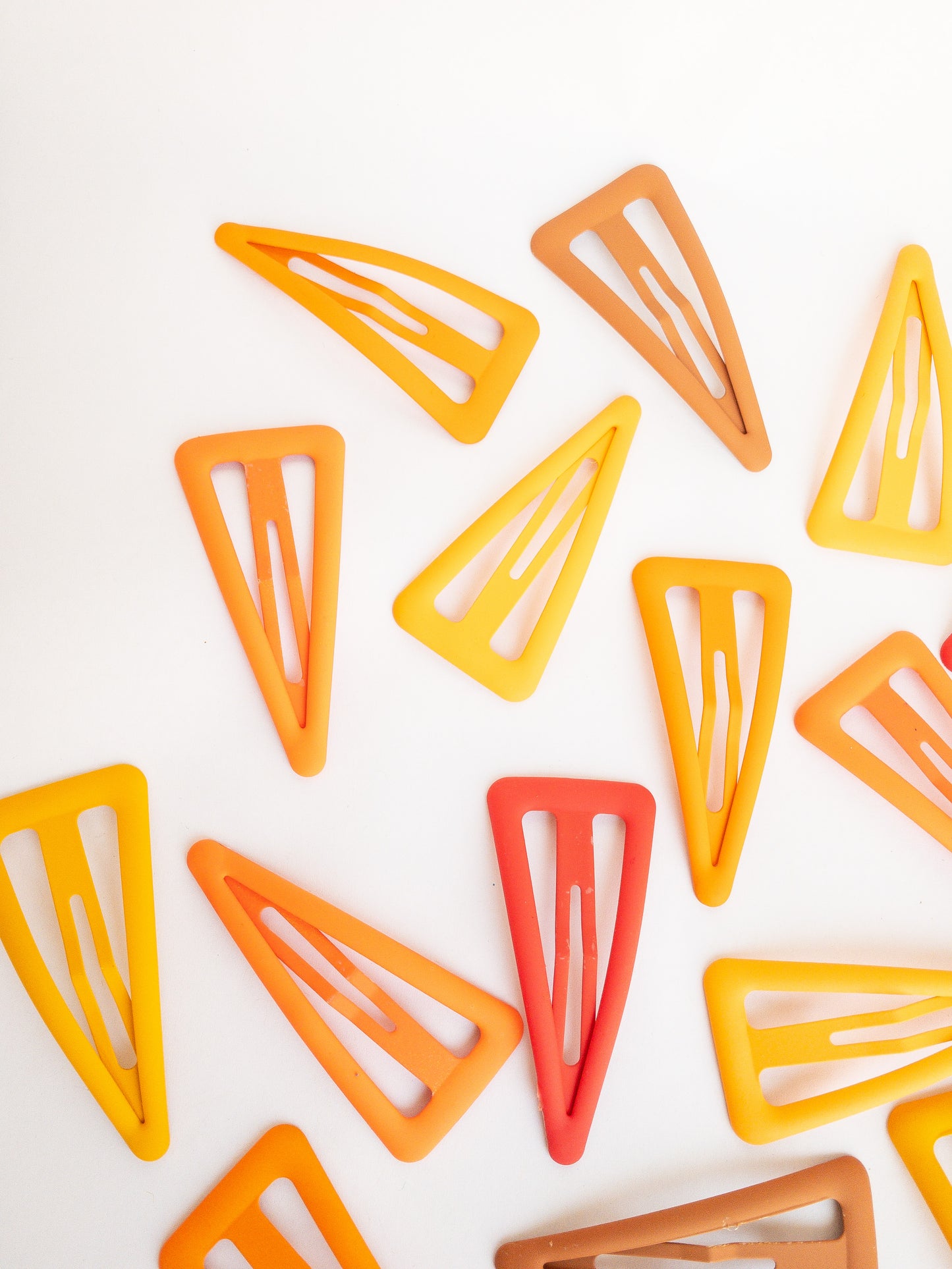 These large triangle snap clips are a fan favorite! With an ombre color palette fading from darker to lighter shades, you can mix them up and wear them together or choose your favorite of the day. Larger than your usual snap clip, these are sure to make a statement and hold your hair firm.