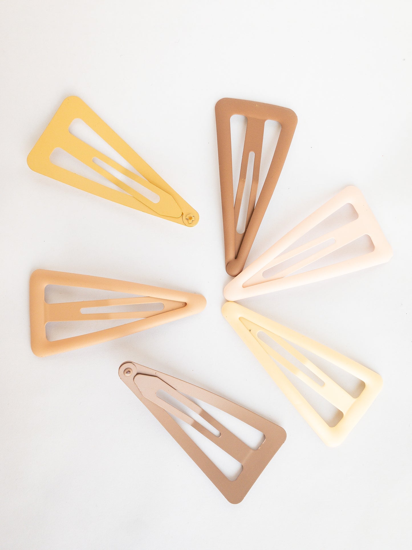 These large triangle snap clips are a fan favorite! With an ombre color palette fading from darker to lighter shades, you can mix them up and wear them together or choose your favorite of the day. Larger than your usual snap clip, these are sure to make a statement and hold your hair firm.