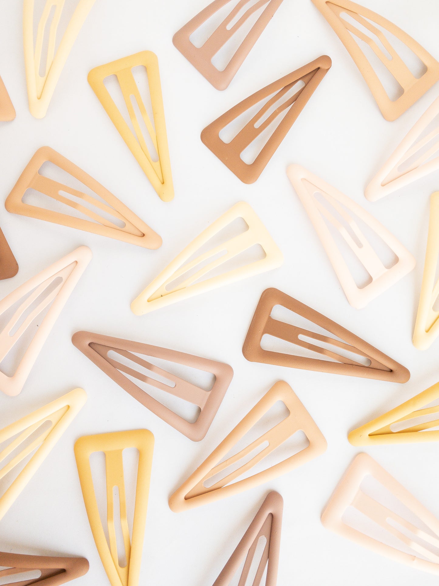 These large triangle snap clips are a fan favorite! With an ombre color palette fading from darker to lighter shades, you can mix them up and wear them together or choose your favorite of the day. Larger than your usual snap clip, these are sure to make a statement and hold your hair firm.