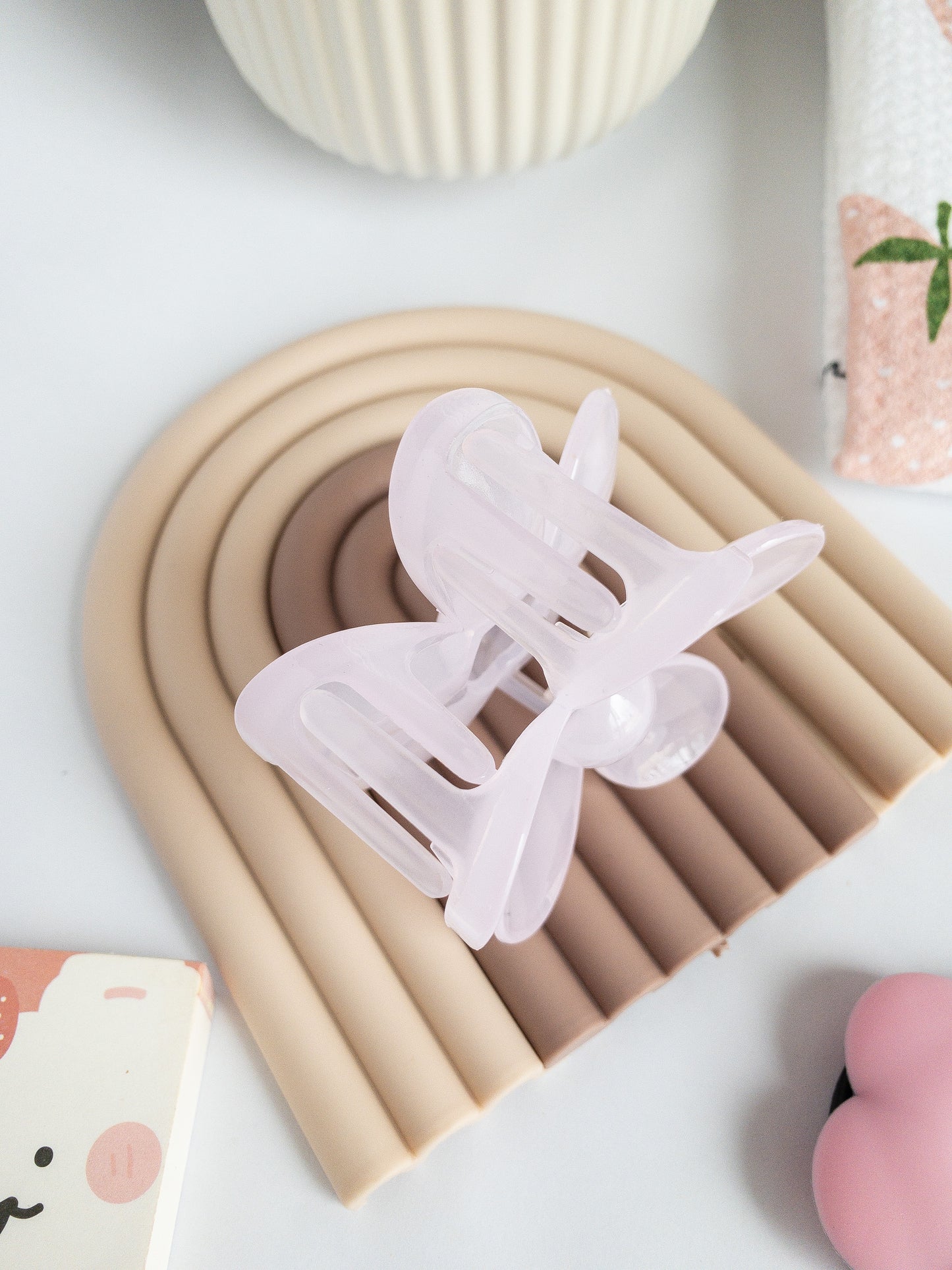 The prettiest yogurt jelly, ethereal flower hair claw! This hair claw is a medium size, great for half up styles or an updo. A beautifully subtle semi-translucent shade of macaron purple to primp up your hair.