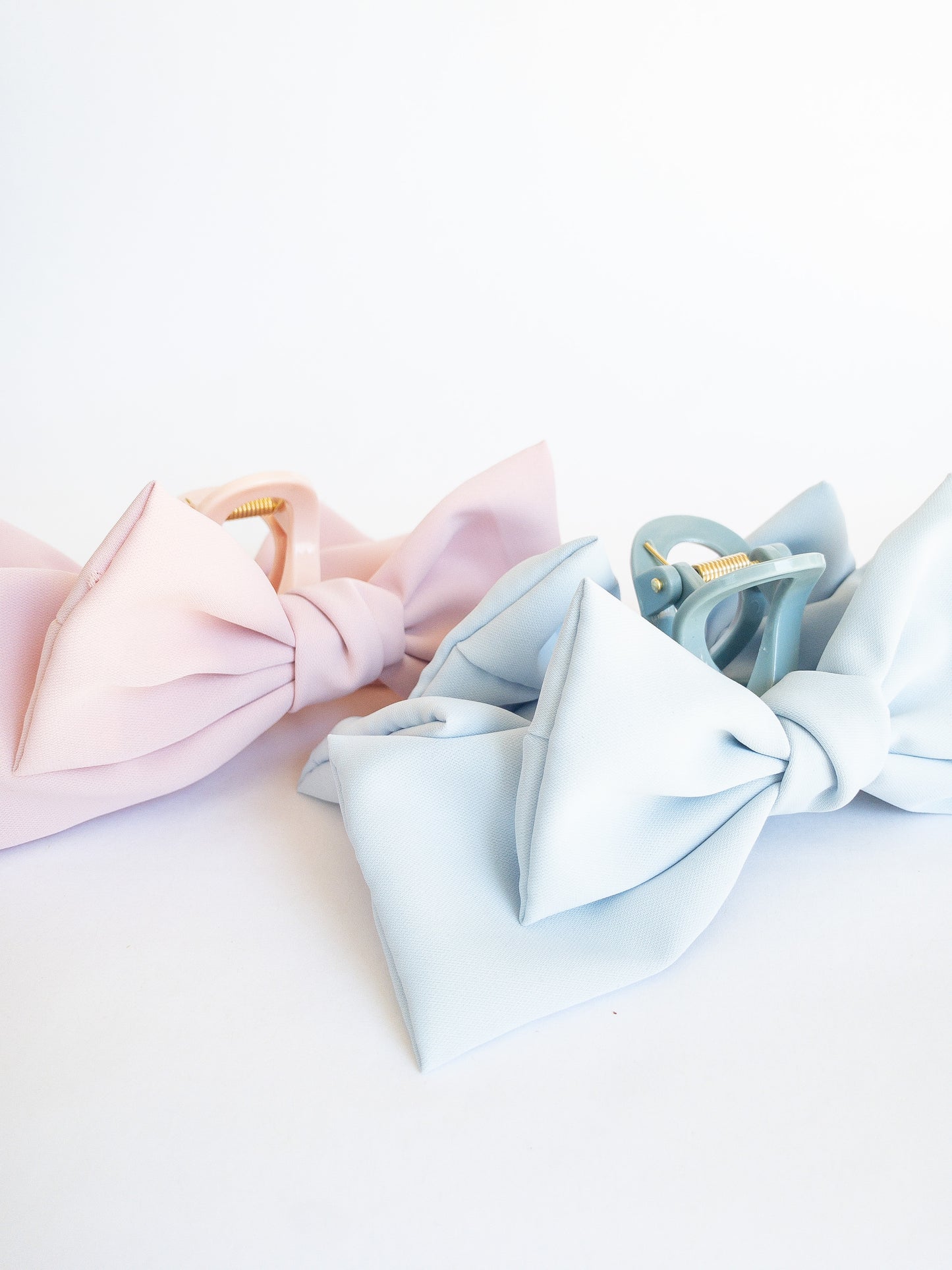 Put a bow on you, you're a gift! This jumbo bow hair claw in a soft sky blue is for those girly days. When you want to frame your face with little wispy bangs and secure it with a pretty bow.