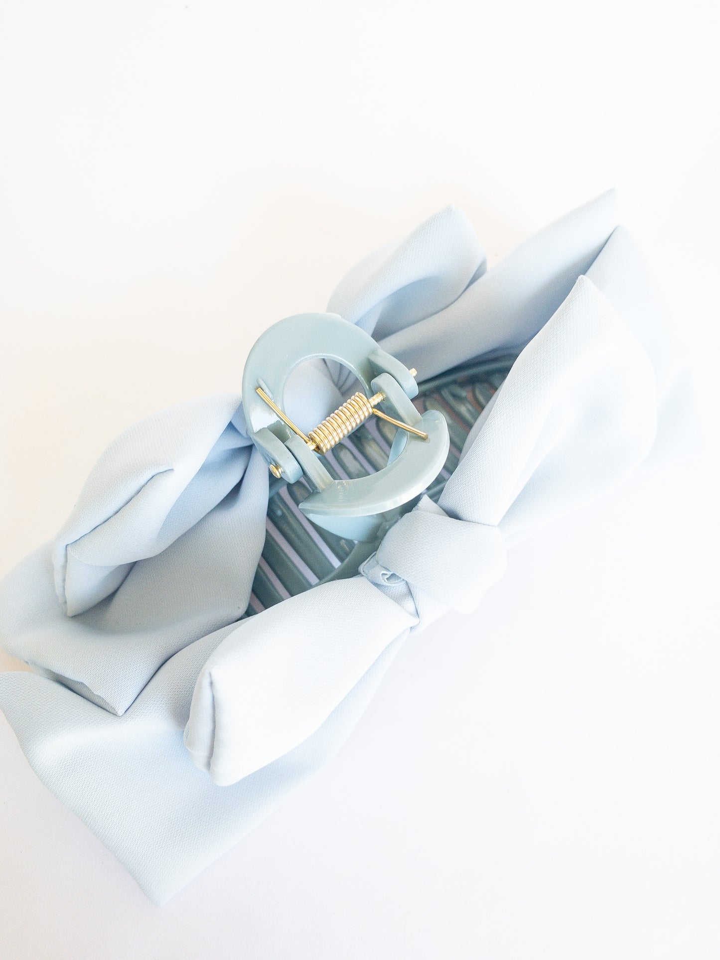 Put a bow on you, you're a gift! This jumbo bow hair claw in a soft sky blue is for those girly days. When you want to frame your face with little wispy bangs and secure it with a pretty bow.