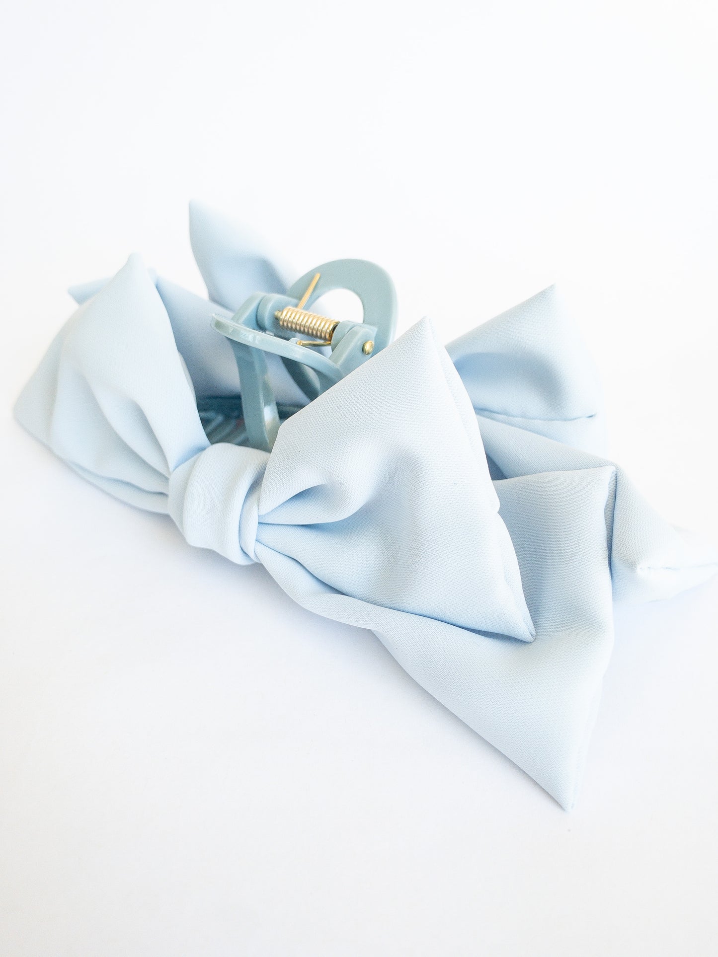 Put a bow on you, you're a gift! This jumbo bow hair claw in a soft sky blue is for those girly days. When you want to frame your face with little wispy bangs and secure it with a pretty bow.