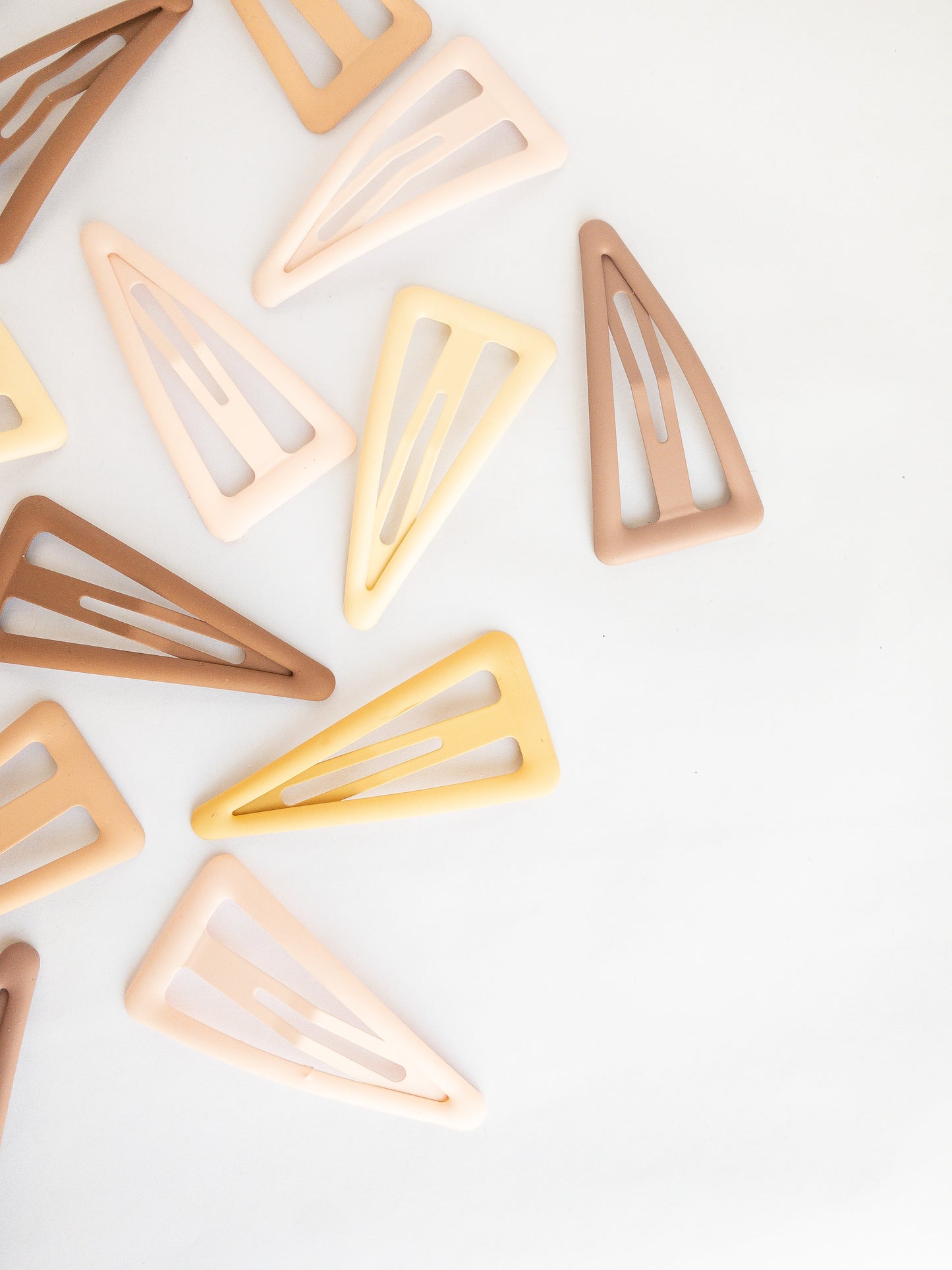 These large triangle snap clips are a fan favorite! With an ombre color palette fading from darker to lighter shades, you can mix them up and wear them together or choose your favorite of the day. Larger than your usual snap clip, these are sure to make a statement and hold your hair firm.