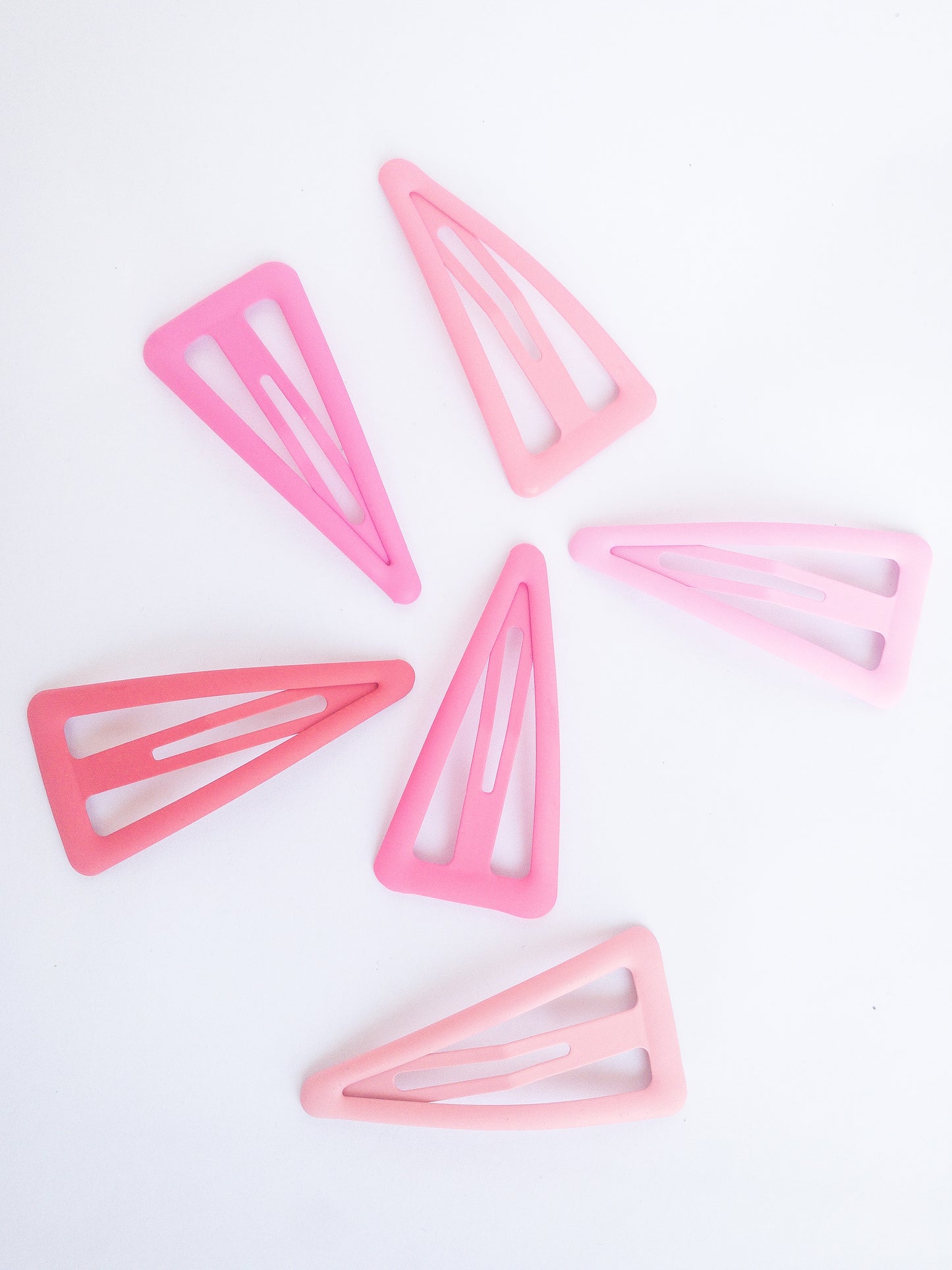 These large triangle snap clips are a fan favorite! With an ombre color palette fading from darker to lighter shades, you can mix them up and wear them together or choose your favorite of the day. Larger than your usual snap clip, these are sure to make a statement and hold your hair firm.