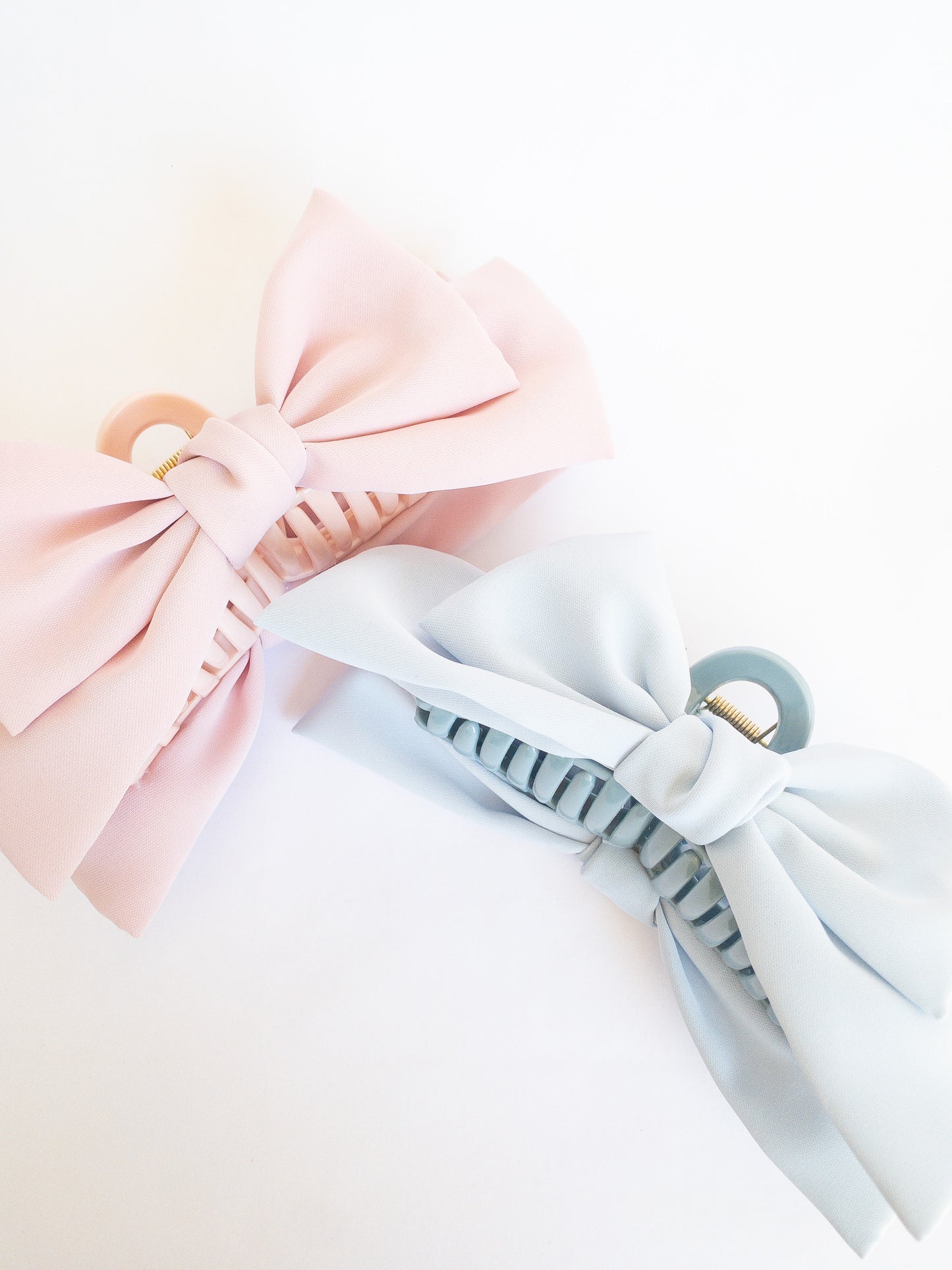 Put a bow on you, you're a gift! This jumbo bow hair claw in a soft sky blue is for those girly days. When you want to frame your face with little wispy bangs and secure it with a pretty bow.