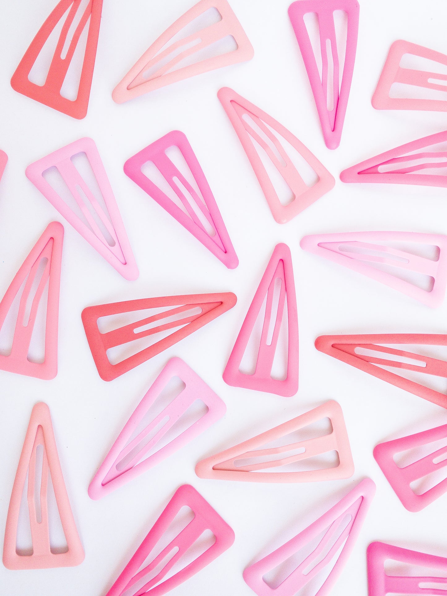 These large triangle snap clips are a fan favorite! With an ombre color palette fading from darker to lighter shades, you can mix them up and wear them together or choose your favorite of the day. Larger than your usual snap clip, these are sure to make a statement and hold your hair firm.