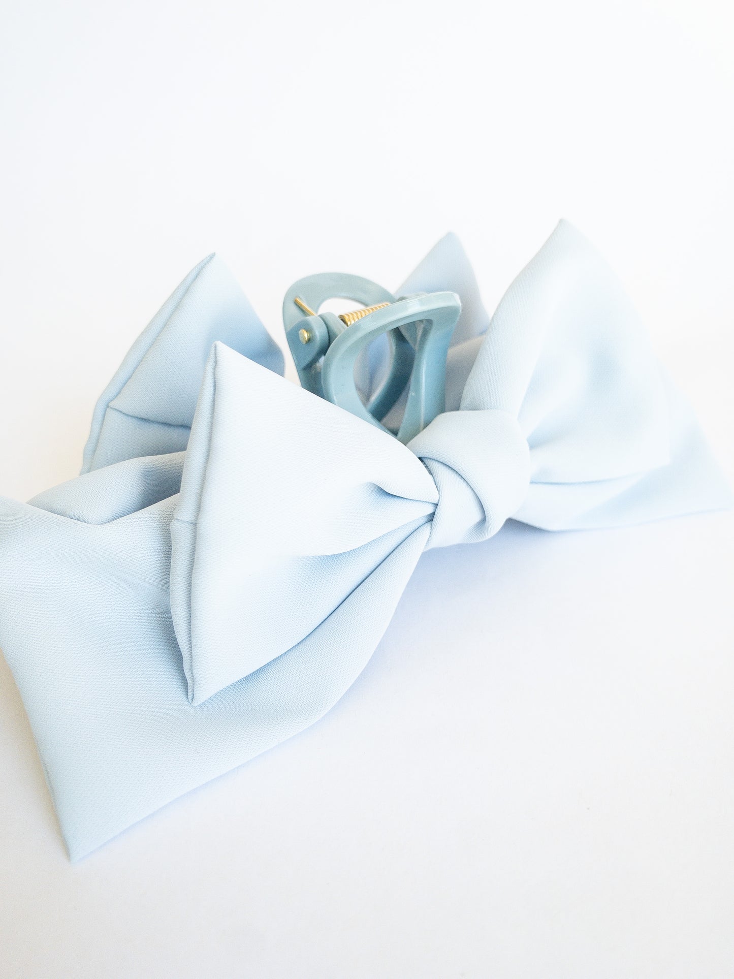 Put a bow on you, you're a gift! This jumbo bow hair claw in a soft sky blue is for those girly days. When you want to frame your face with little wispy bangs and secure it with a pretty bow.