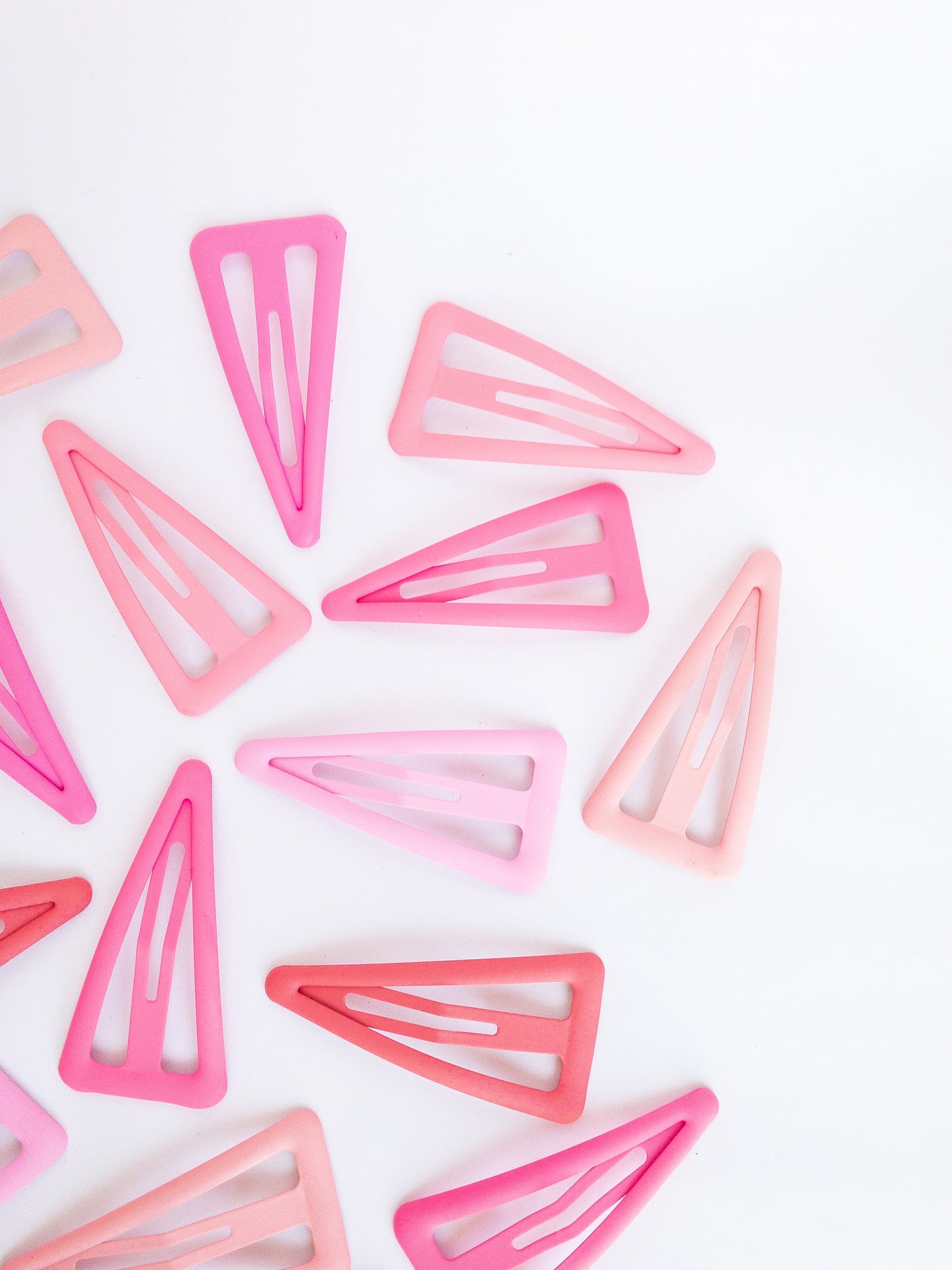 These large triangle snap clips are a fan favorite! With an ombre color palette fading from darker to lighter shades, you can mix them up and wear them together or choose your favorite of the day. Larger than your usual snap clip, these are sure to make a statement and hold your hair firm.