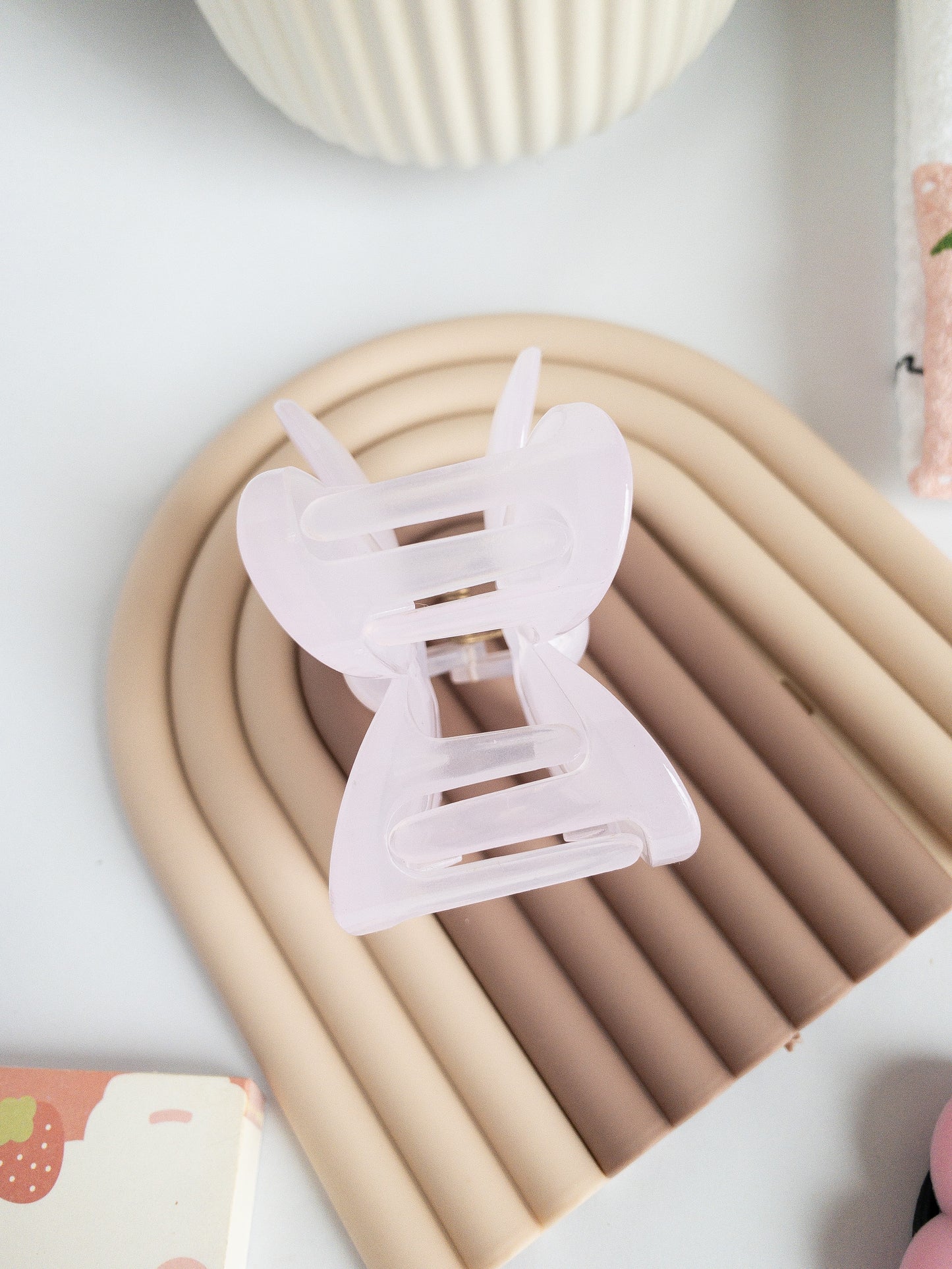 The prettiest yogurt jelly, ethereal flower hair claw! This hair claw is a medium size, great for half up styles or an updo. A beautifully subtle semi-translucent shade of macaron purple to primp up your hair.