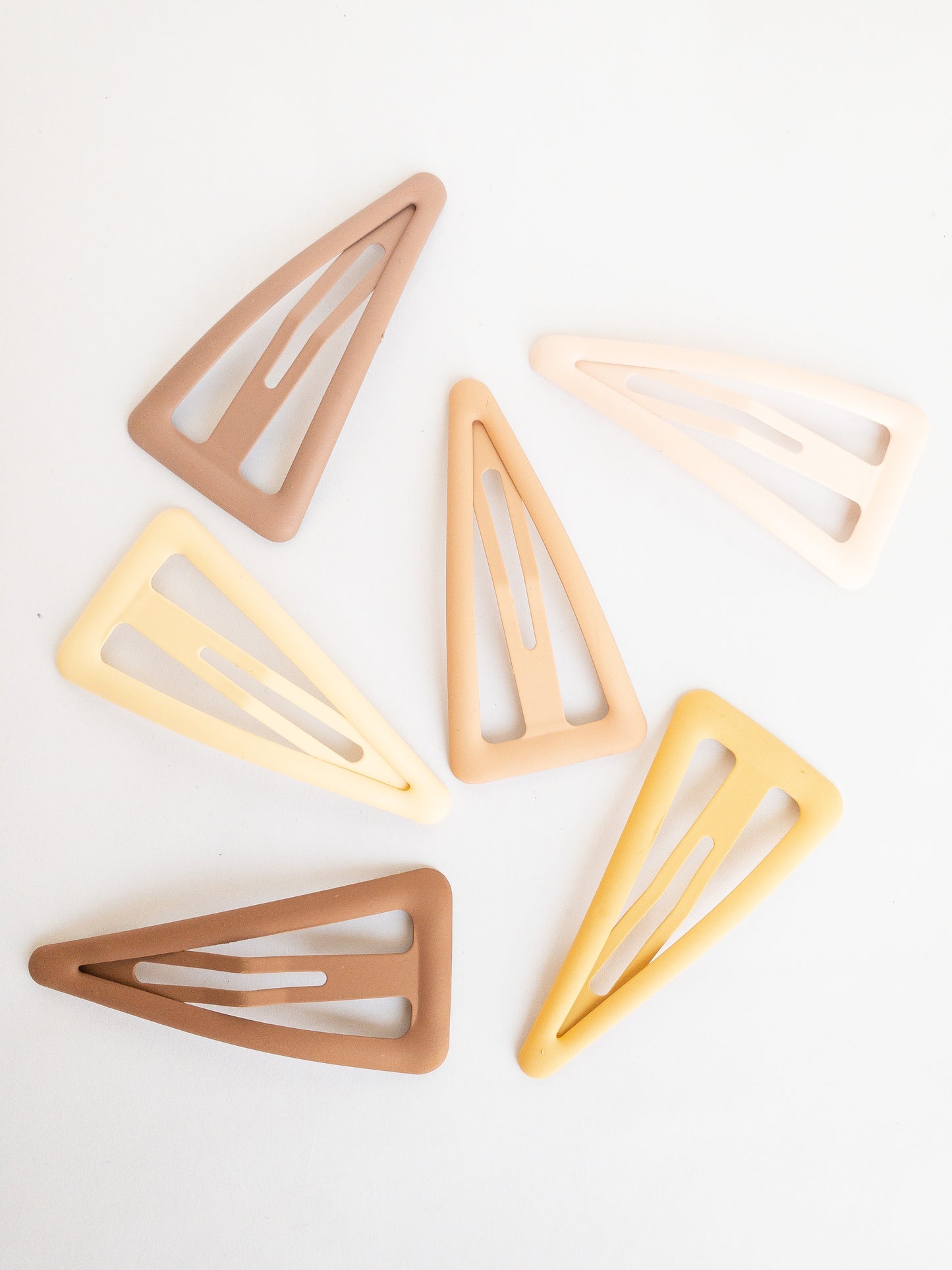 These large triangle snap clips are a fan favorite! With an ombre color palette fading from darker to lighter shades, you can mix them up and wear them together or choose your favorite of the day. Larger than your usual snap clip, these are sure to make a statement and hold your hair firm.