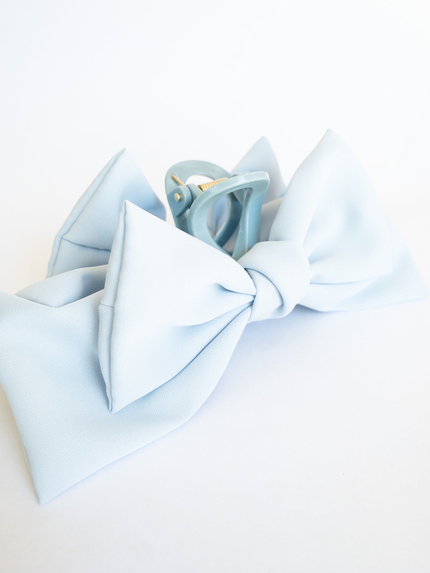Put a bow on you, you're a gift! This jumbo bow hair claw in a soft sky blue is for those girly days. When you want to frame your face with little wispy bangs and secure it with a pretty bow.