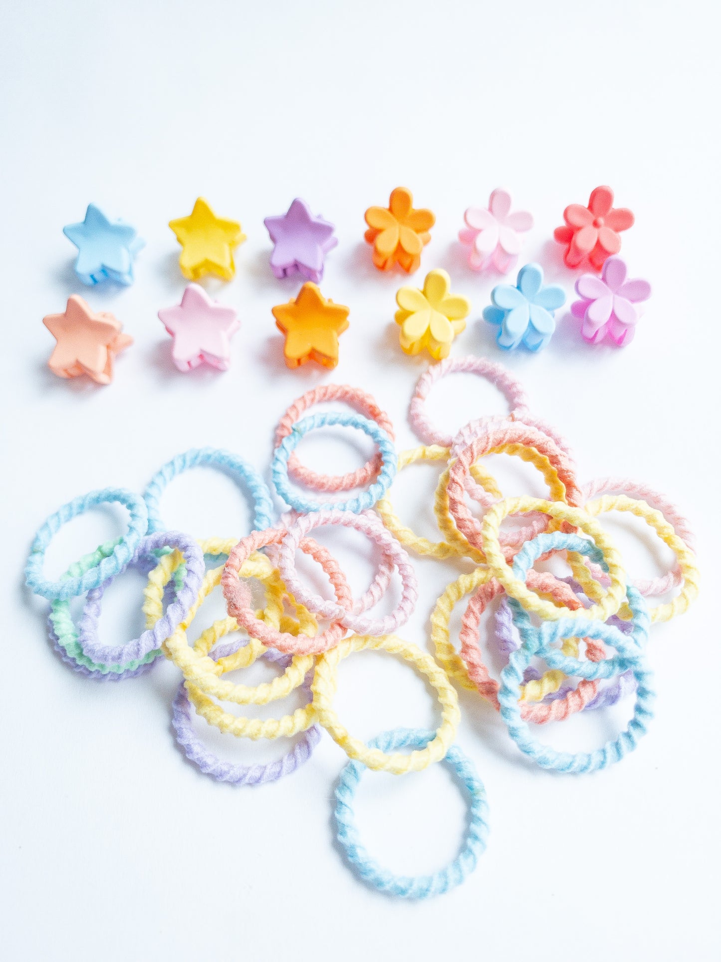 This mini hair claw set is the one you need! A boxed set with a mix of mini flower hair claws and a mix of mini star hair claws along with small hair ties. The hair ties are super soft, no tug and thin, perfect for those cute pigtails or braids. Clip the hair claws throughout to make that fun style.
