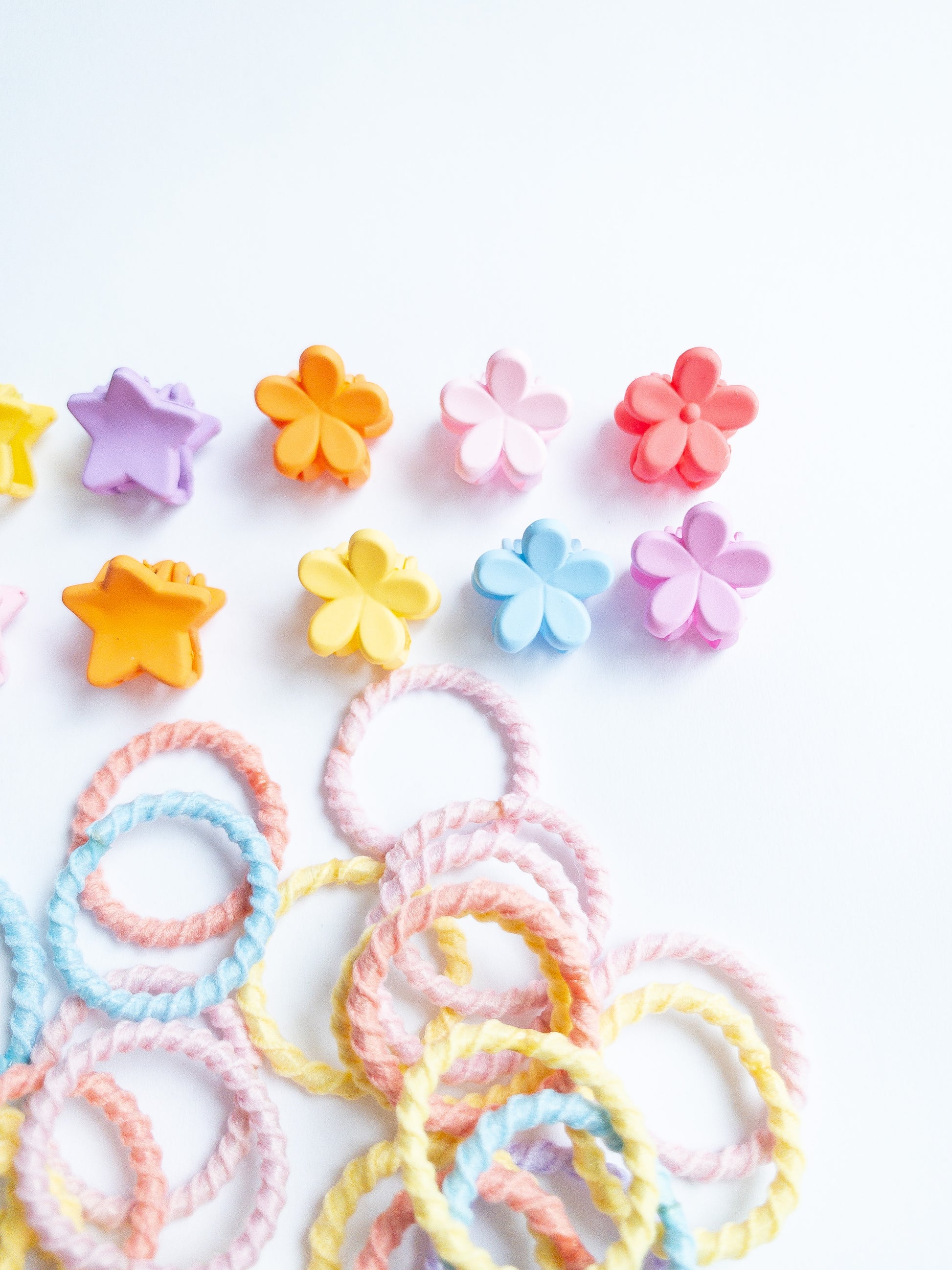 This mini hair claw set is the one you need! A boxed set with a mix of mini flower hair claws and a mix of mini star hair claws along with small hair ties. The hair ties are super soft, no tug and thin, perfect for those cute pigtails or braids. Clip the hair claws throughout to make that fun style.