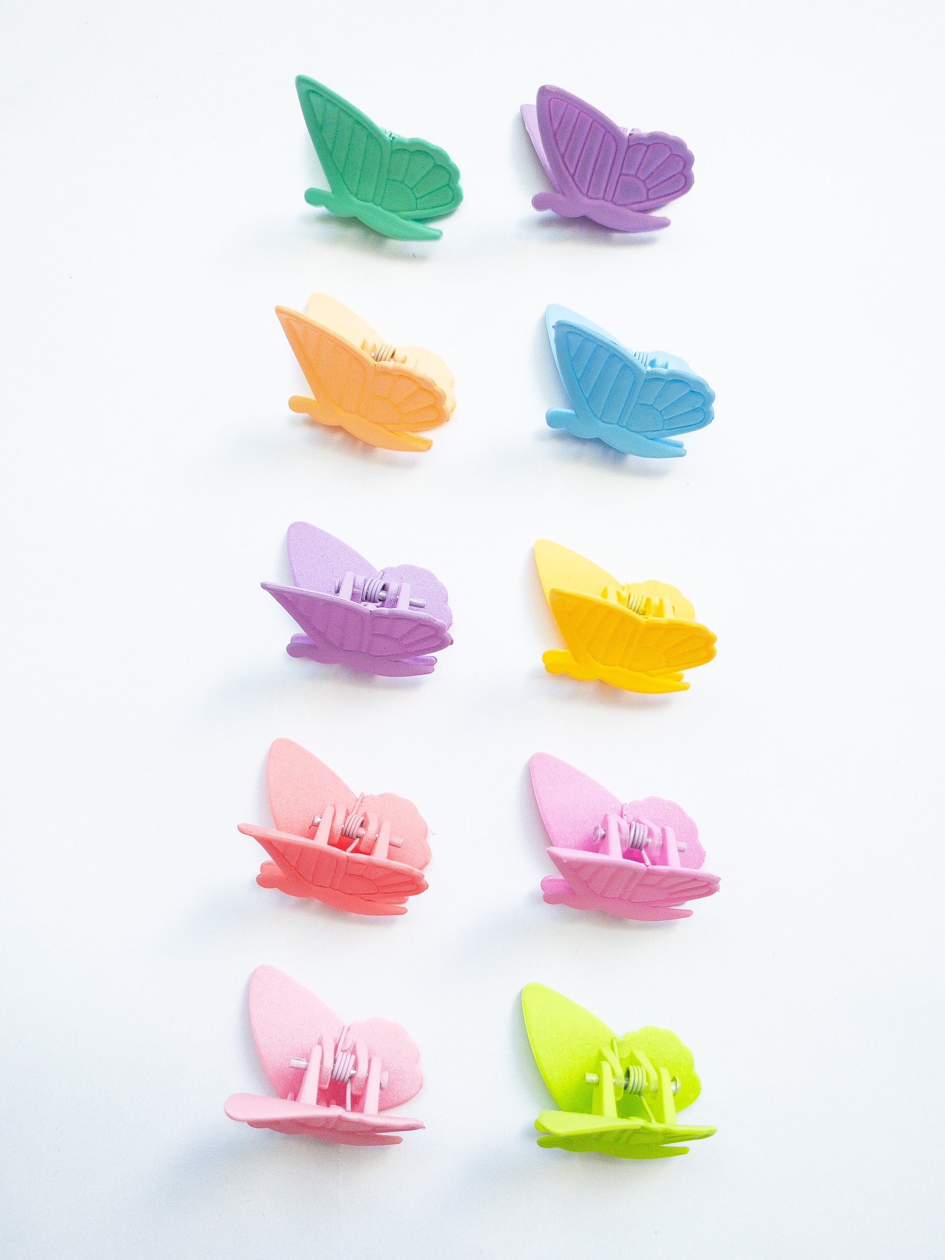 90s revival! Those butterfly claw clips you remember so well in yummy candy colors. This set comes with 10 pieces in a fun color mix of fluttering butterflies.