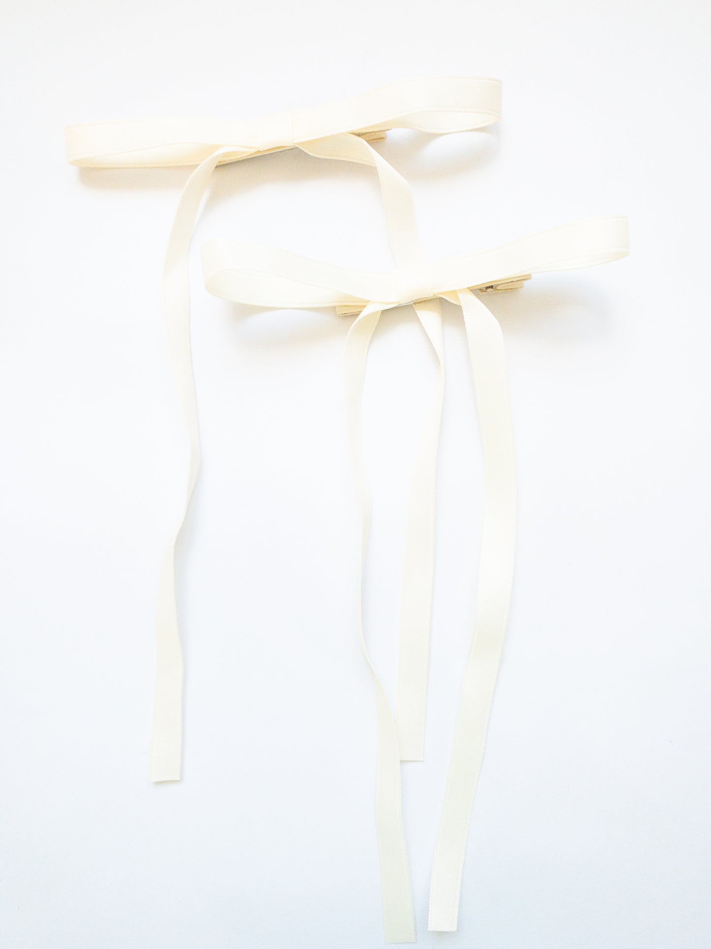 Ballet core in full effect! These ribbon bows come as a set of 2 hair alligator clips and come in 4 different classic colors. Each bow is crafted with a beautiful ribbon and all you have to do is pinch and clip.