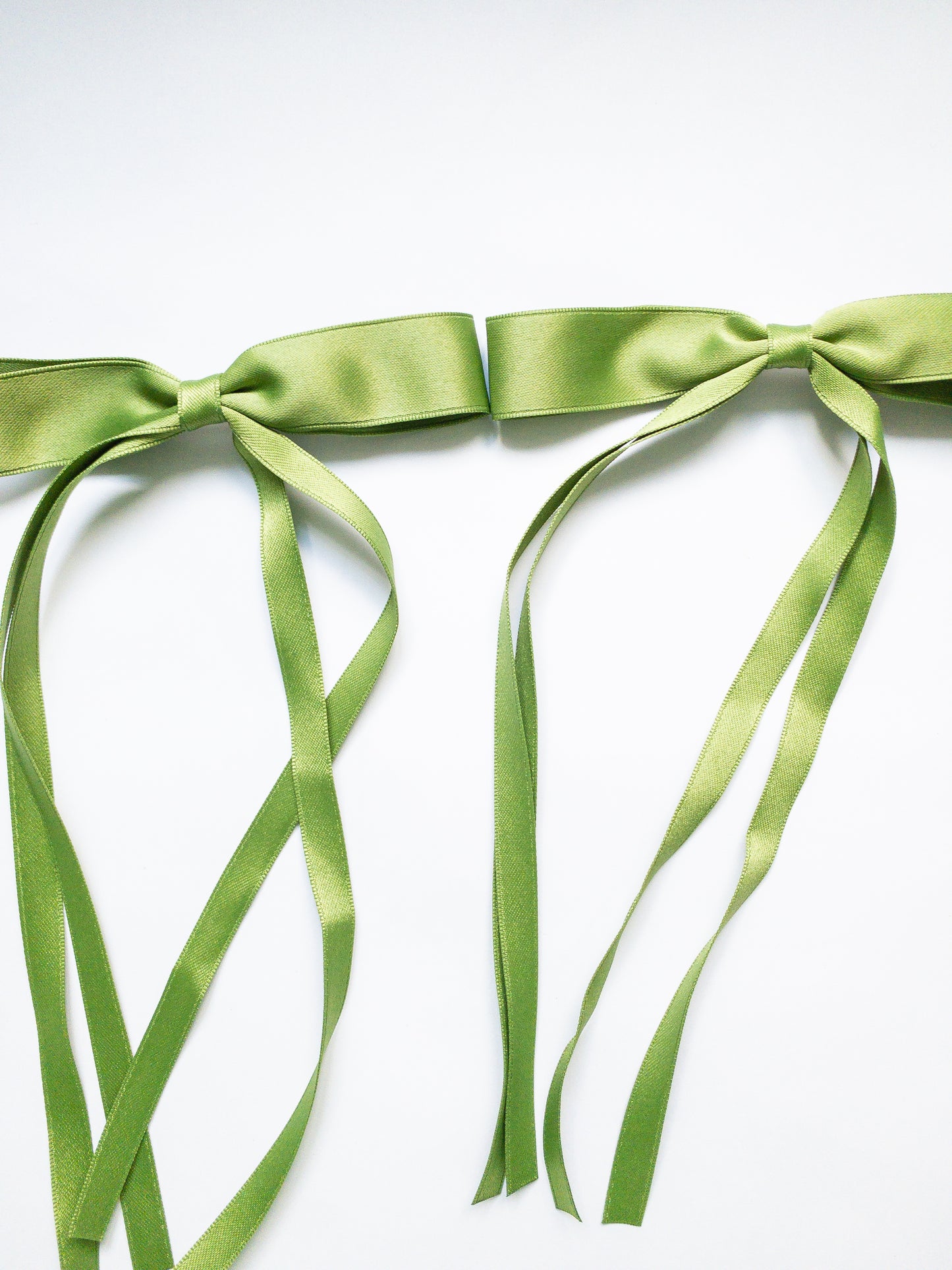 Ballet core in full effect! These beautiful green ribbon bows come as a set of 2 and are alligator clips, making them so easy to affix to your hair. Each bow has 2 ribbon strands on each side. Classic and beautiful!