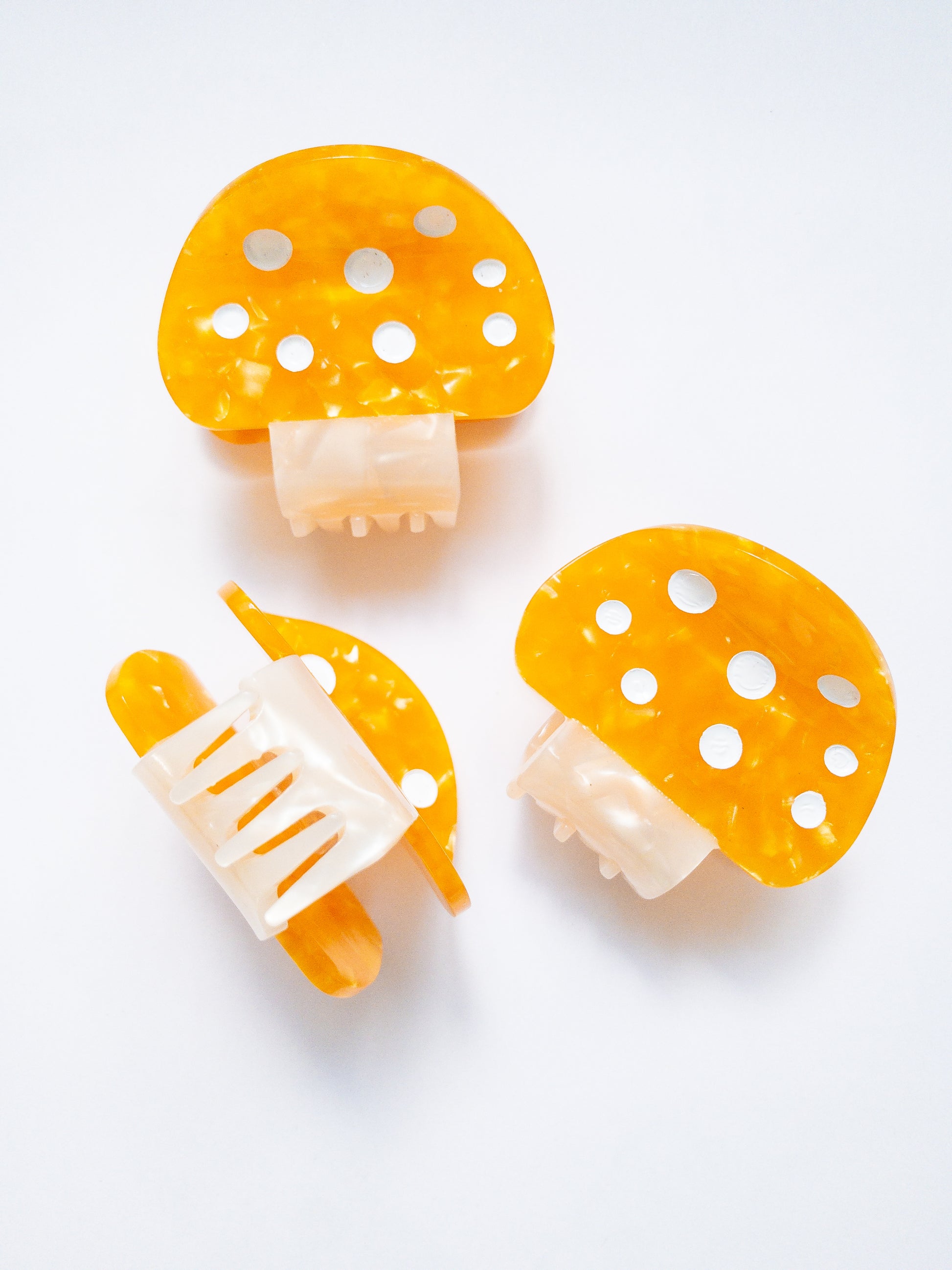 Gorgeous acetate mushroom hair claw clip! These claw clips are a medium size, great for half up hairstyles. Grab one in a pretty, speckled light orange or red.