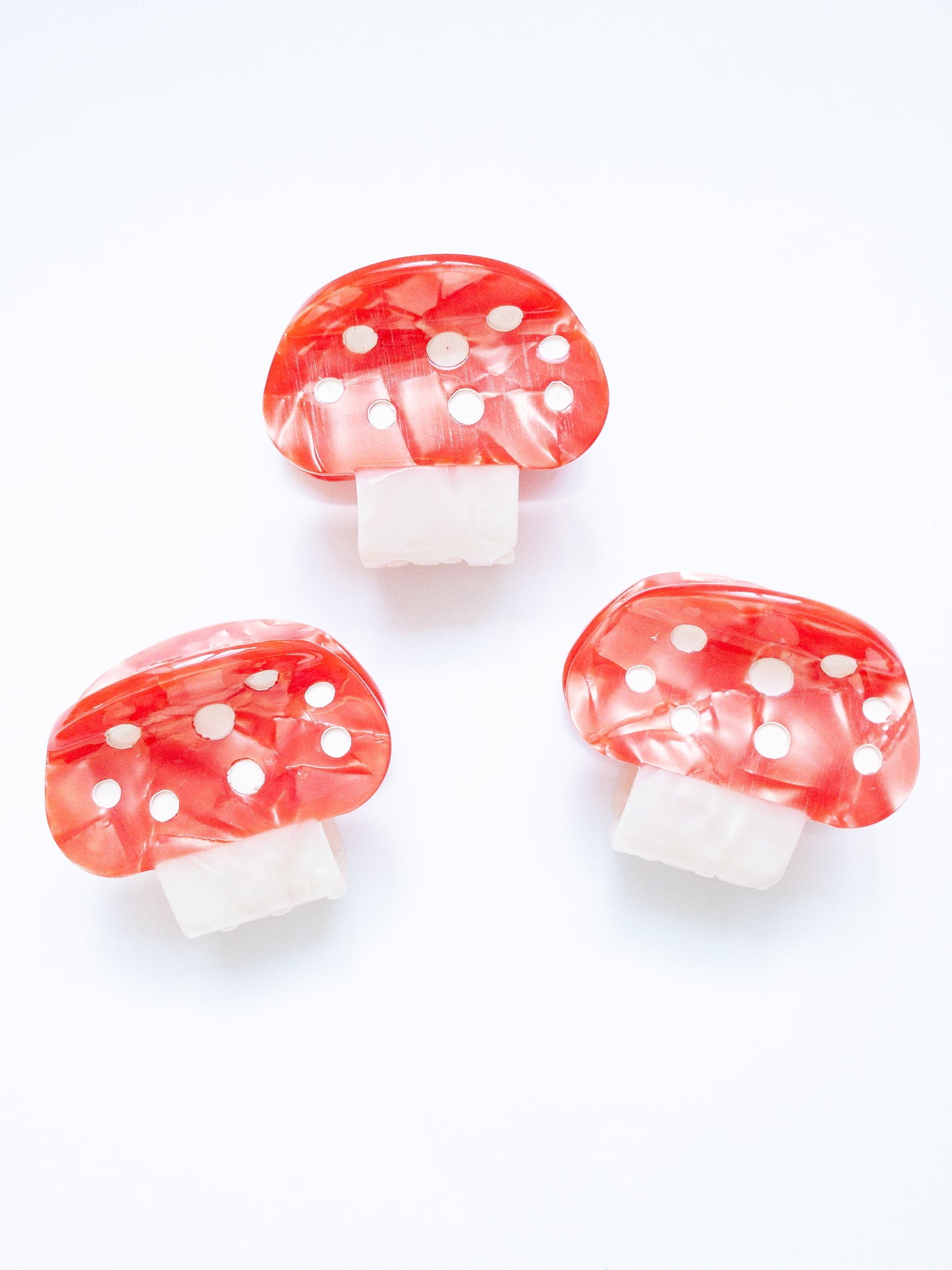 Gorgeous acetate mushroom hair claw clip! These claw clips are a medium size, great for half up hairstyles. Grab one in a pretty, speckled light orange or red.