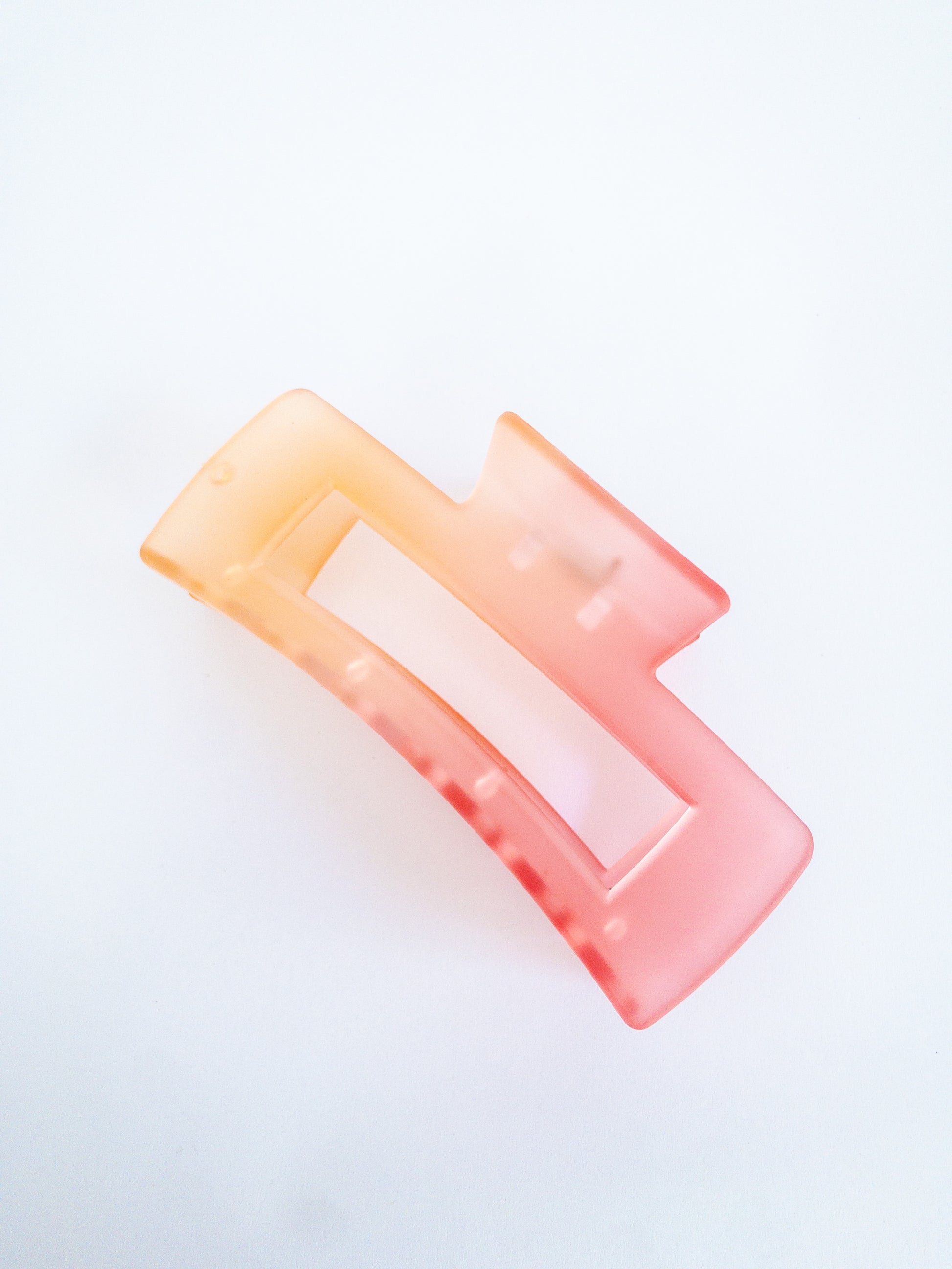 These summery, bright ombre orange and red color gradient adds a pop of color to your look and is just happy, yummy all around. This hair claw is perfect for securing your hair in place all day long. Large enough for an updo, pretty enough for everyday wear.