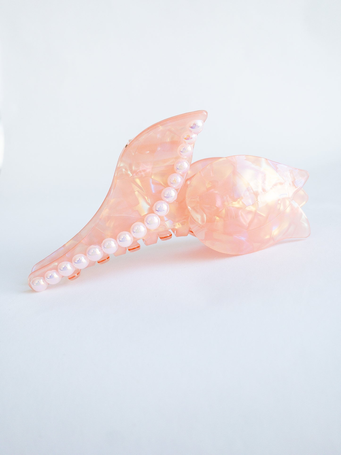 A stunning pearly tulip does exist. This claw is pearlescent all the way around, detailed with small pearls in a curvy beautiful tulip shape.